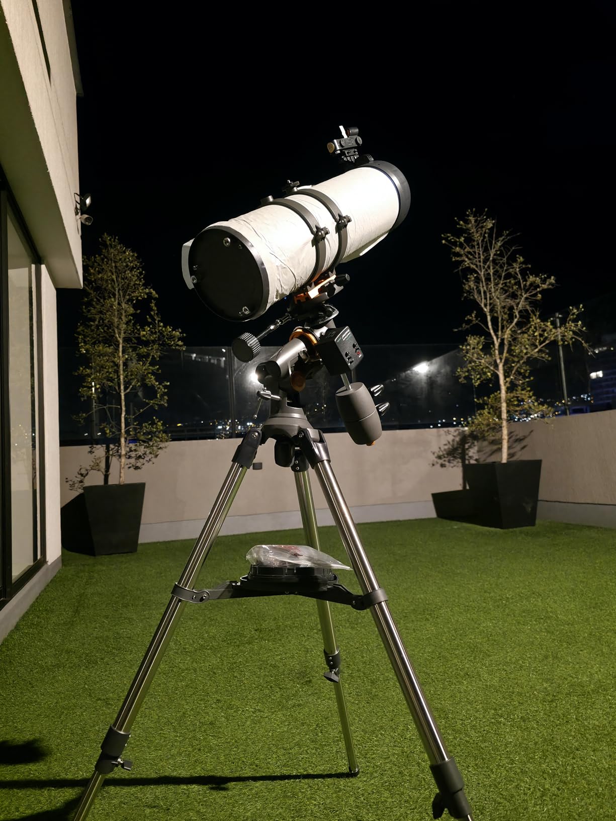Celestron AstroMaster 130EQ-MD Newtonian Reflector Telescope for Beginners - Aluminized Mirror - Motor Drive to Track Stars - Adjustable Tripod - Includes Eyepieces Plus Astronomy Software Package customer photo 1