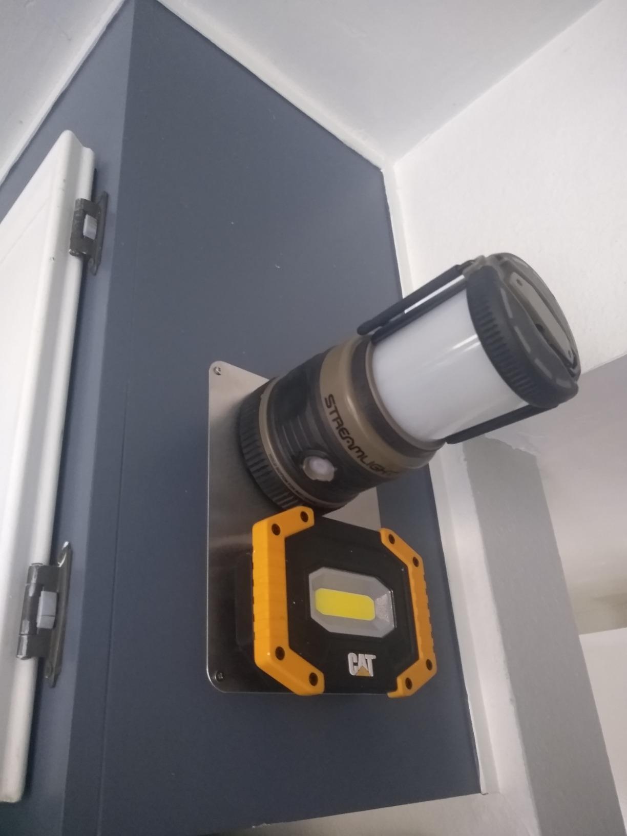Streamlight 44931 Siege 540-Lumen Compact LED Camping Lantern with 360 Degree Lighting for Power Outages, Hurricanes, and Emergencies, Coyote customer photo 1