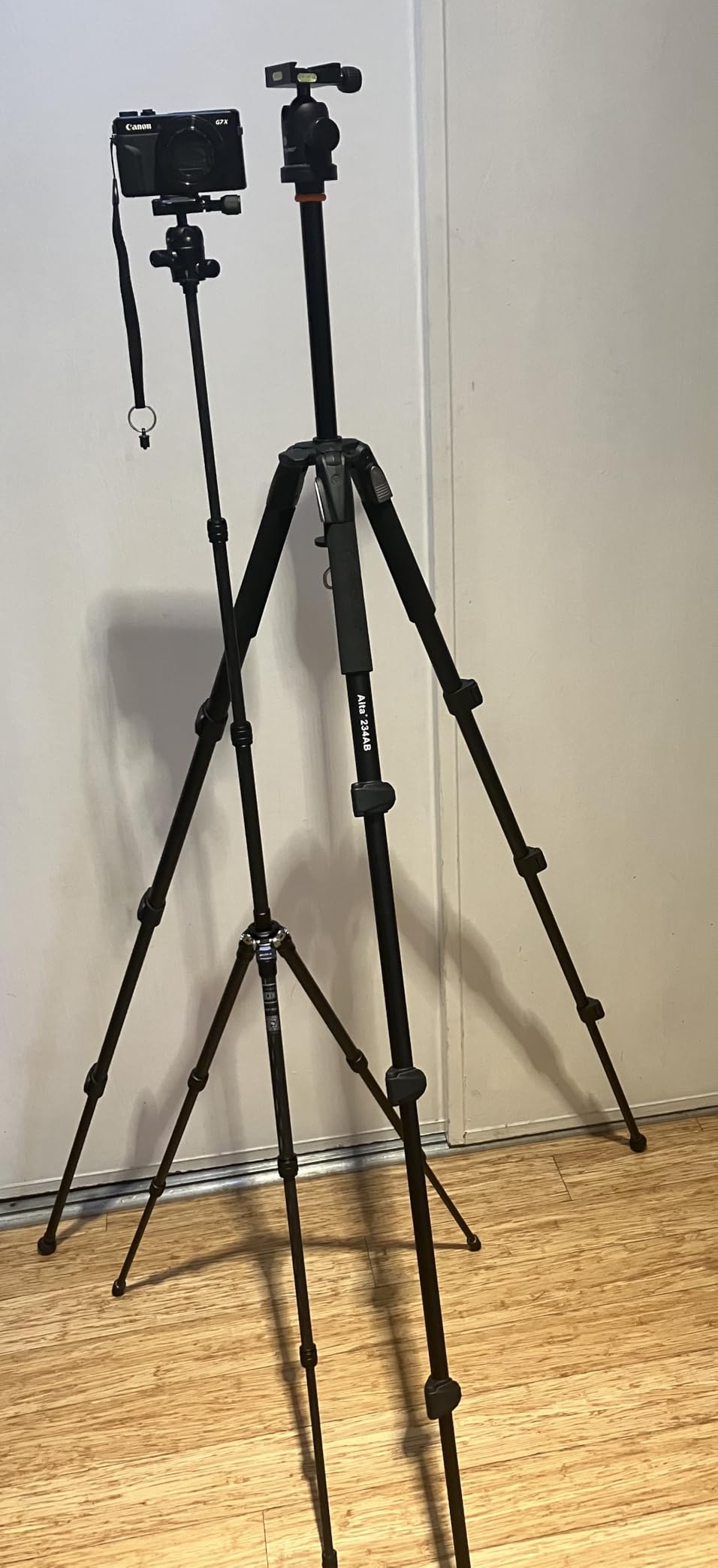 AOKA 28-inch/1.1 lb Mini Portable Carbon Fiber Tripod, Lightweight and Compact Travel Desktop Tripod for Mobile Phones, Mirrorless Cameras, Camcorders, Projectors, Webcams customer photo 1