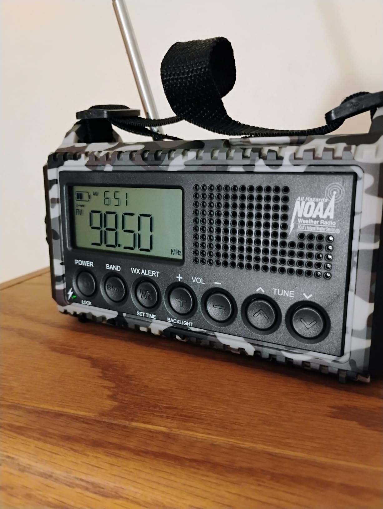 Raynic Weather Radio, 5000mAh/18500mWh NOAA Weather Radio, Solar Hand Crank Emergency Radio with AM/FM/SW/NOAA Weather Alert, Flashlight, Reading Lamp, Cell Phone Charger and SOS Siren customer photo 2