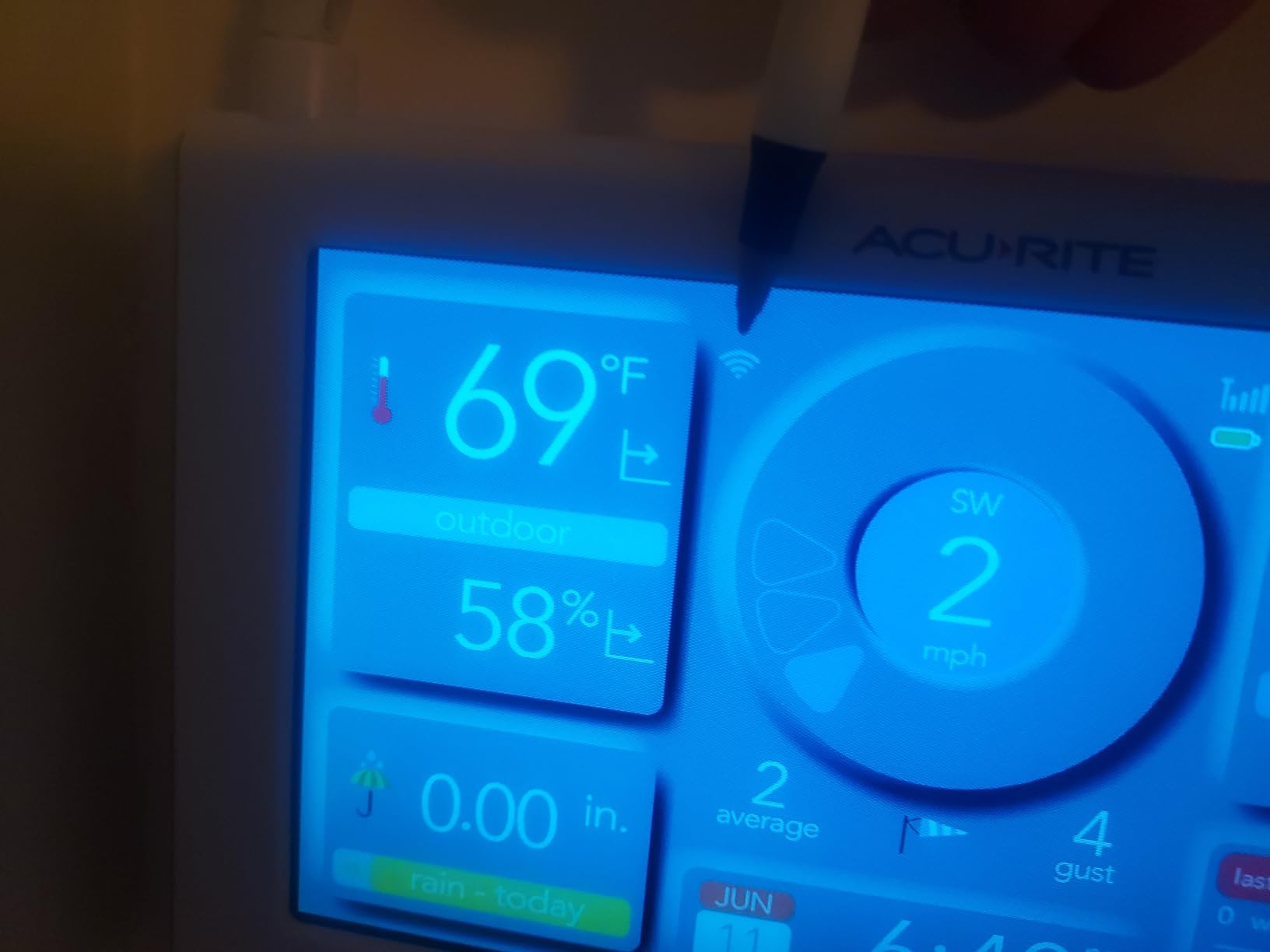 AcuRite Iris Wireless Weather Station with HD Direct-to-Wi-Fi Display, Lightning Sensor, Indoor/Outdoor Temperature and Humidity, Wind Speed/Direction, Rain Gauge, and Barometer (01532M), White customer photo 2