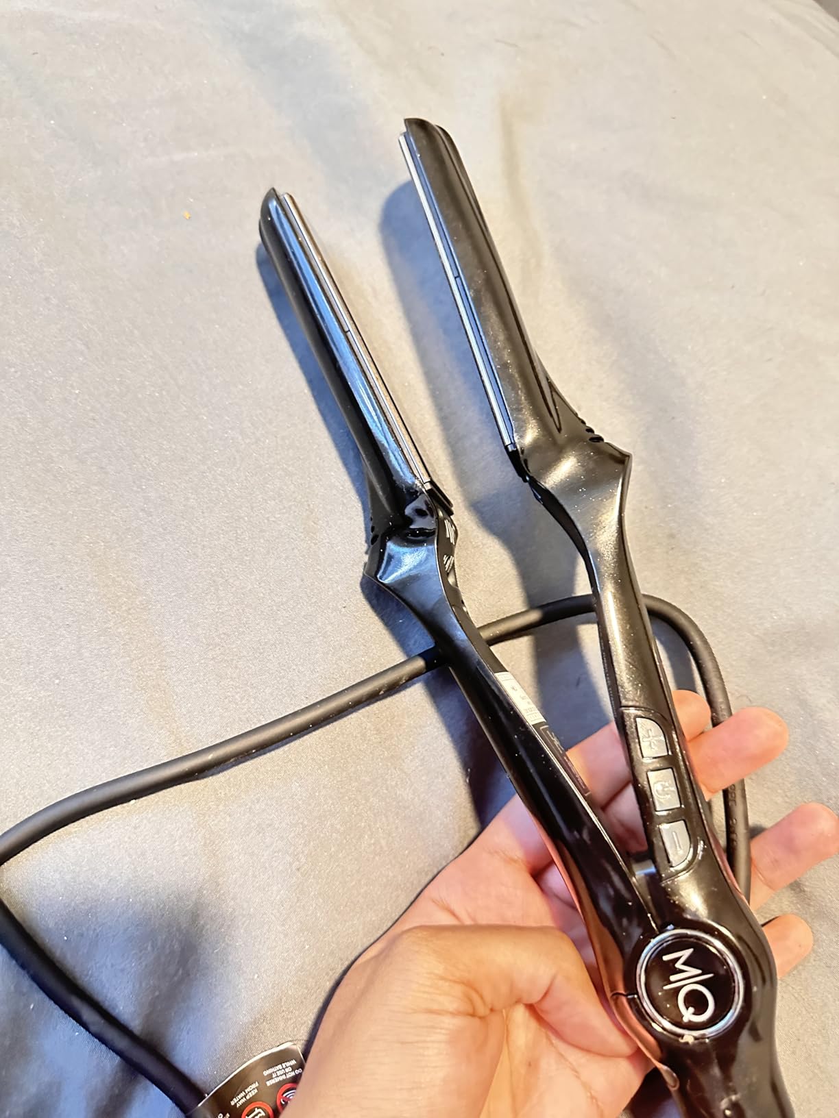 MQ Hair - Professional Titanium Flat Iron 480°F Turbo - Bivolt, Anatomic Design, Ultra-Smooth, Mirror Effect - 3 Passes Needed, Perfect Straightening - Heating Safe Control, Ionized Plates - Black customer photo 1