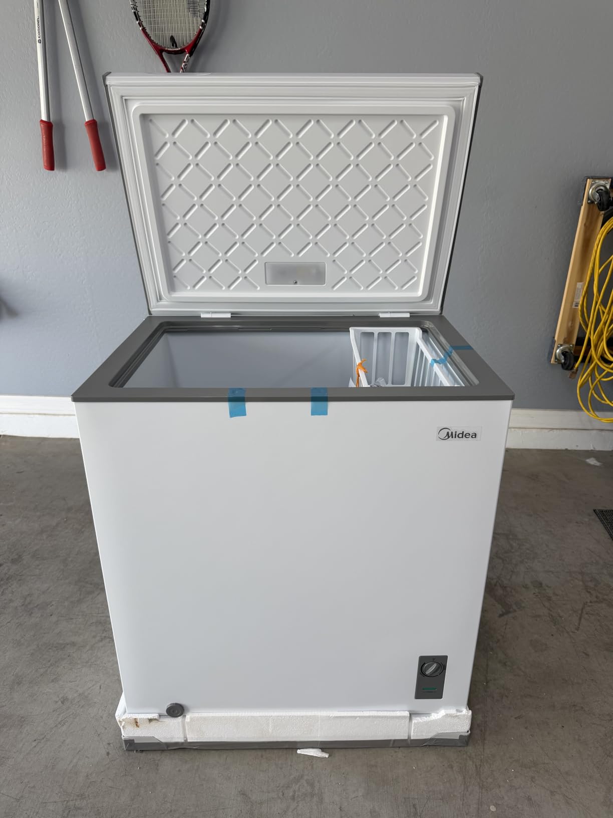 Midea MERC07C4BAWW Chest Freezer, 7.0 Cubic Feet Freezer With Removable Basket, Interior LED Light, Adjustable Temperature, For Kitchen Apartment Office, White customer photo 1