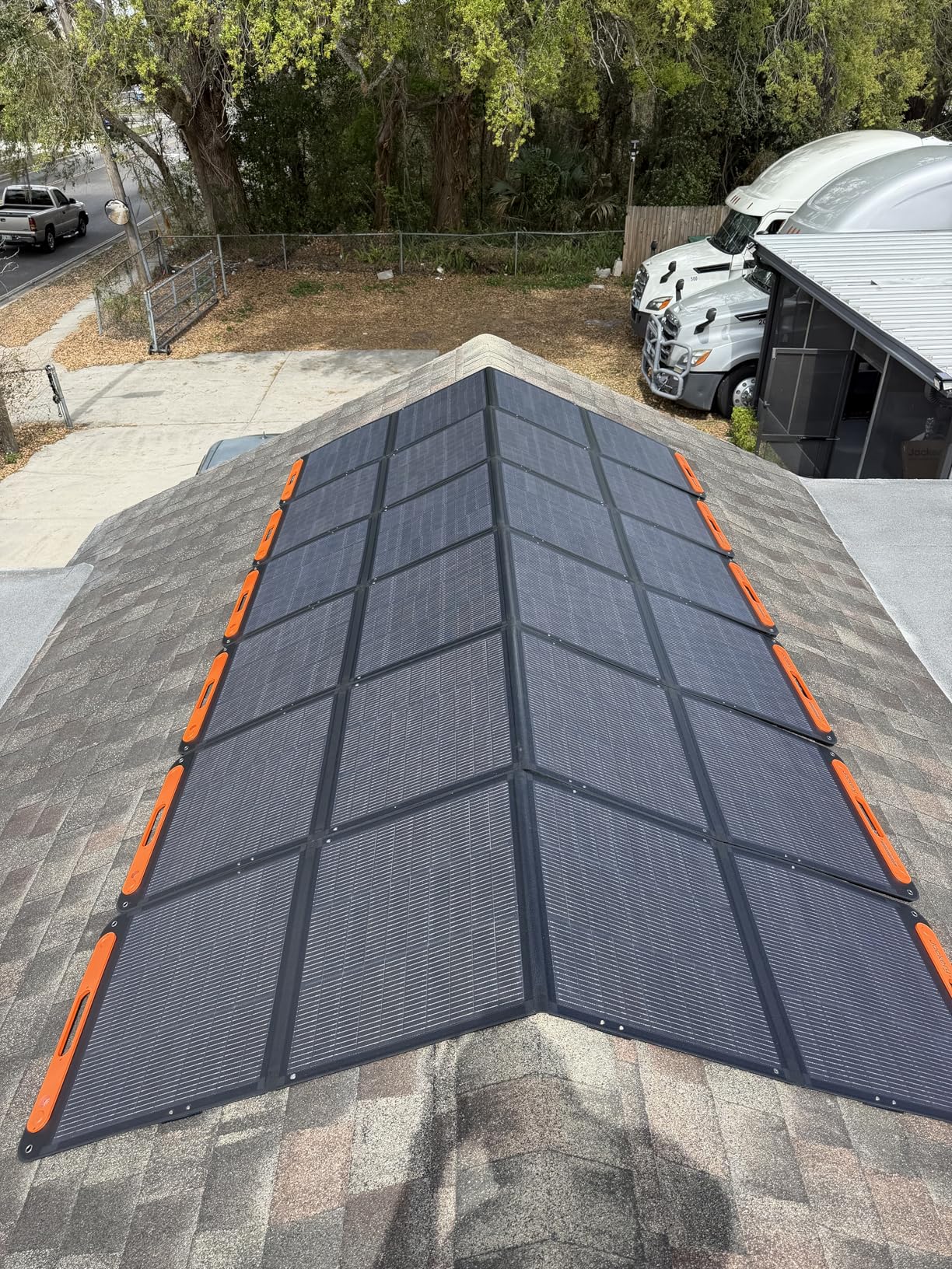 Jackery SolarSaga 200W Portable Solar Panel, IP68 Foldable Bifacial Solar Panels, Compatible with Jackery Explorer Power Station and Solar Generator, for Rooftops Outdoor Camping Off-Grid and RVs customer photo 2