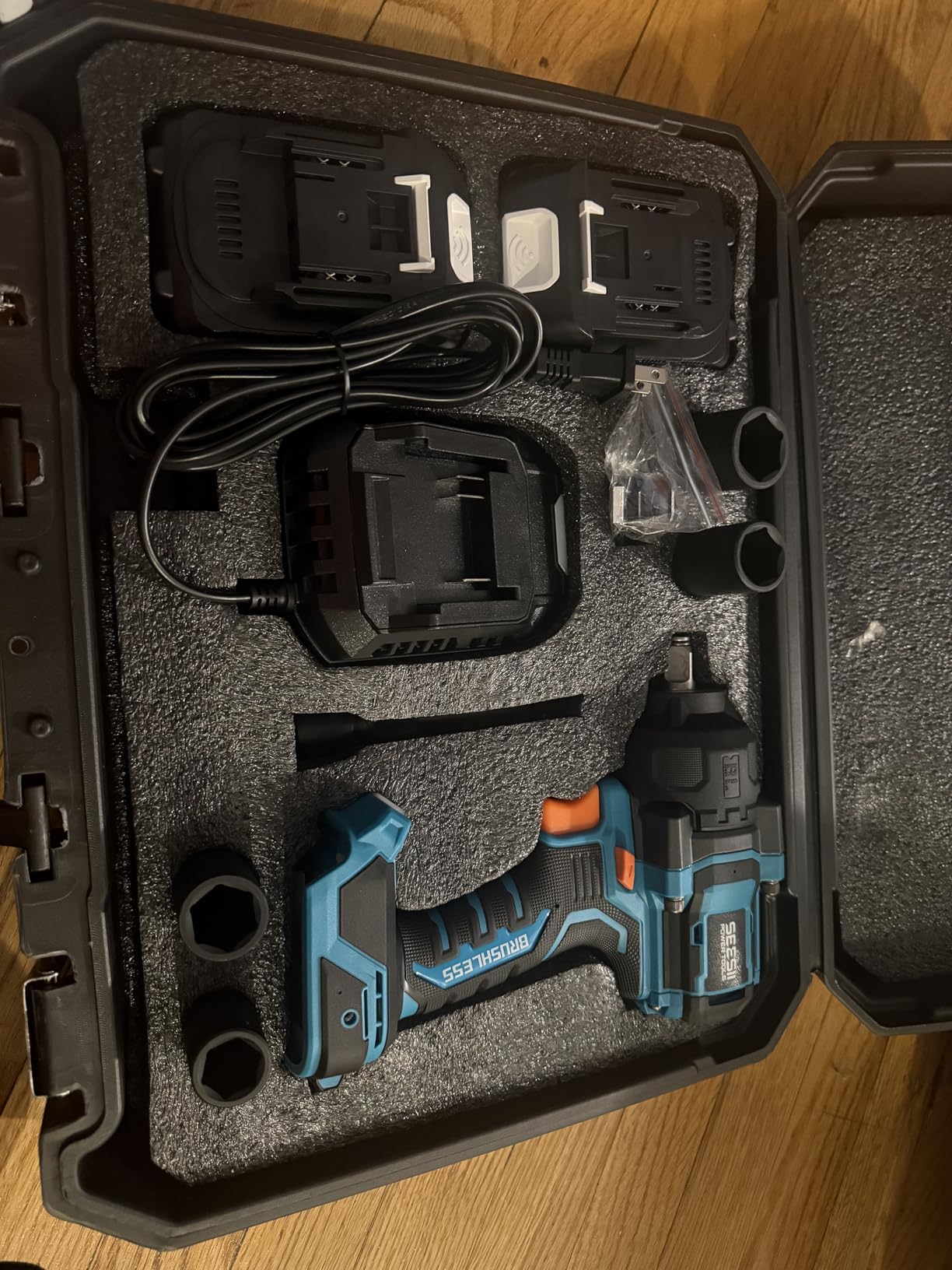 Seesii Impact Wrench 886 Ft-lbs(1200N.m) 2900IPM 1/2 Impact Gun High Torque Electric Impact Driver Cordless Impact Wrench with 21V 2x4.0Ah Battery 5 Socket&Case for Home Car Tire Lug Nut Removal Tool customer photo 2