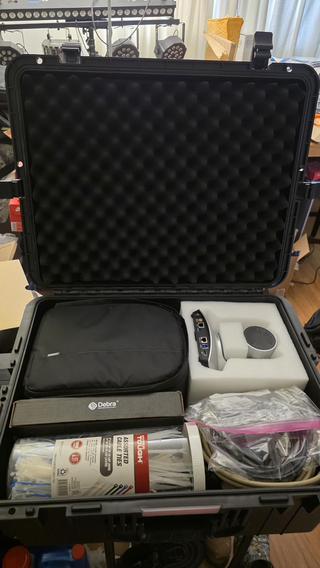 VEVOR Weatherproof Hard Case, Heavy Duty Protective Dry Box Case with Pre-Cut Foam Retractable Pull Handles for Travel, Hunt, Military, Tactical, IP67 Waterproof, for Cameras(44.09 * 15.94 * 13.46) customer photo 1