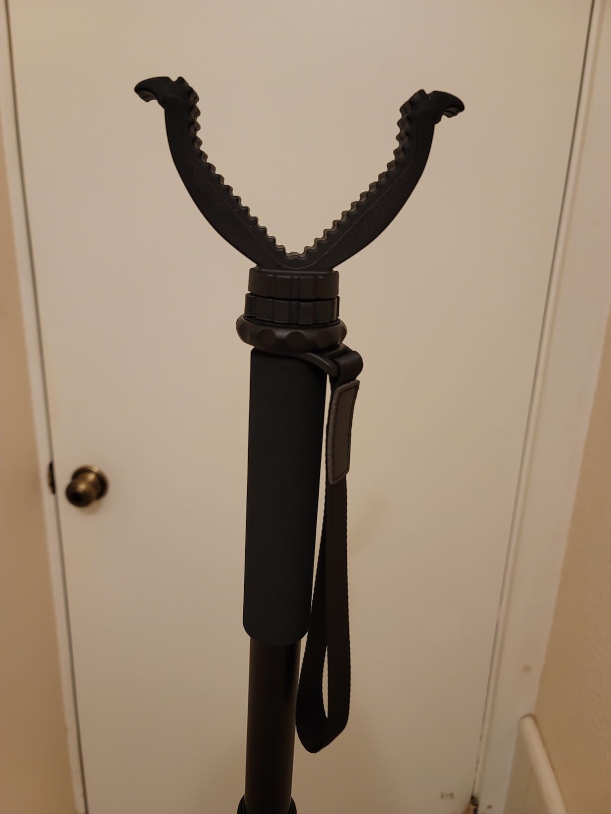CVLIFE Hunting Monopod Shooting Stick, Shooting Rest Hunting Tripod Gun Rifle Rest, Adjustable Aluminum 20.5