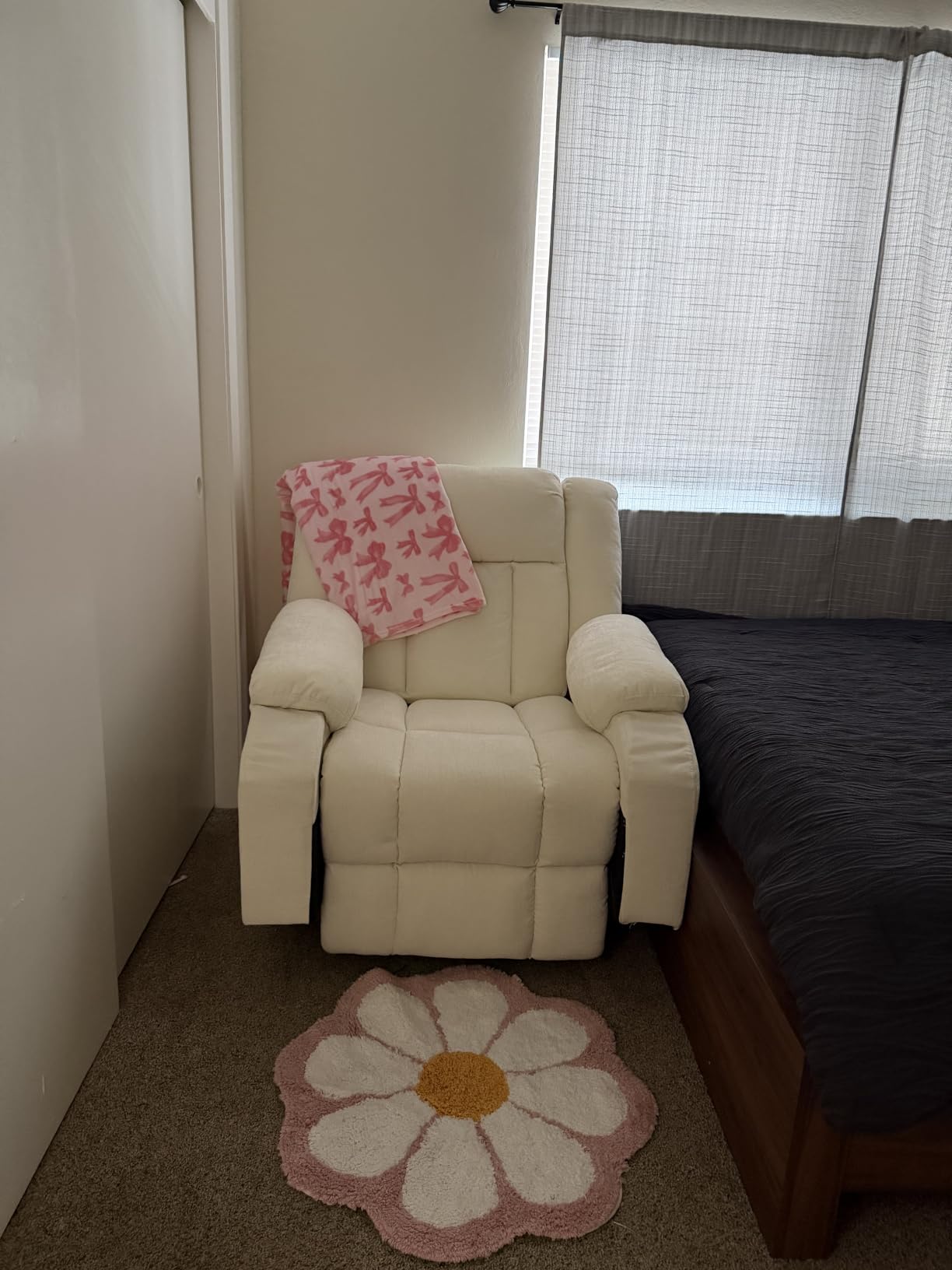 Korser Rocker Recliner, Glider Recliner Chairs for Adults, 360° Swivel Rocking Chair with Massage and Heating, Nursery Chair with Storage and USB Charging, Ivory White customer photo 1