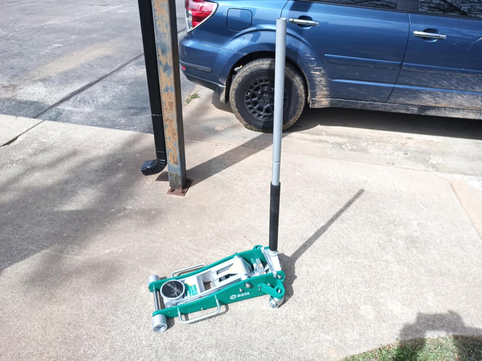 SATA 3-Ton (6,600 lb) Aluminum Floor Jack, Low-Profile Design with Dual-Piston Rapid Lift Pump, Tested for 1.5X Overload for Ultimate Safety, 30% Lighter Than Steel Model customer photo 1