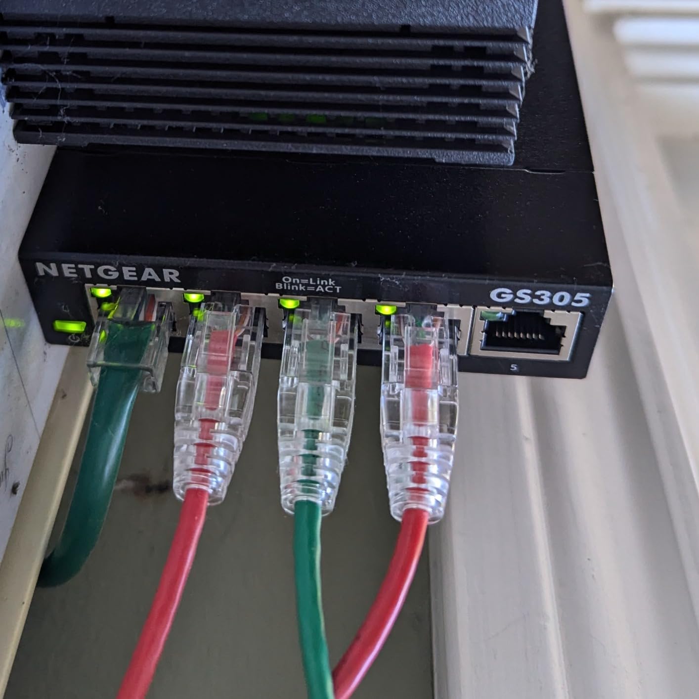 NETGEAR 5-Port Gigabit Ethernet Unmanaged Switch (GS105NA) - Desktop or Wall Mount customer photo 1