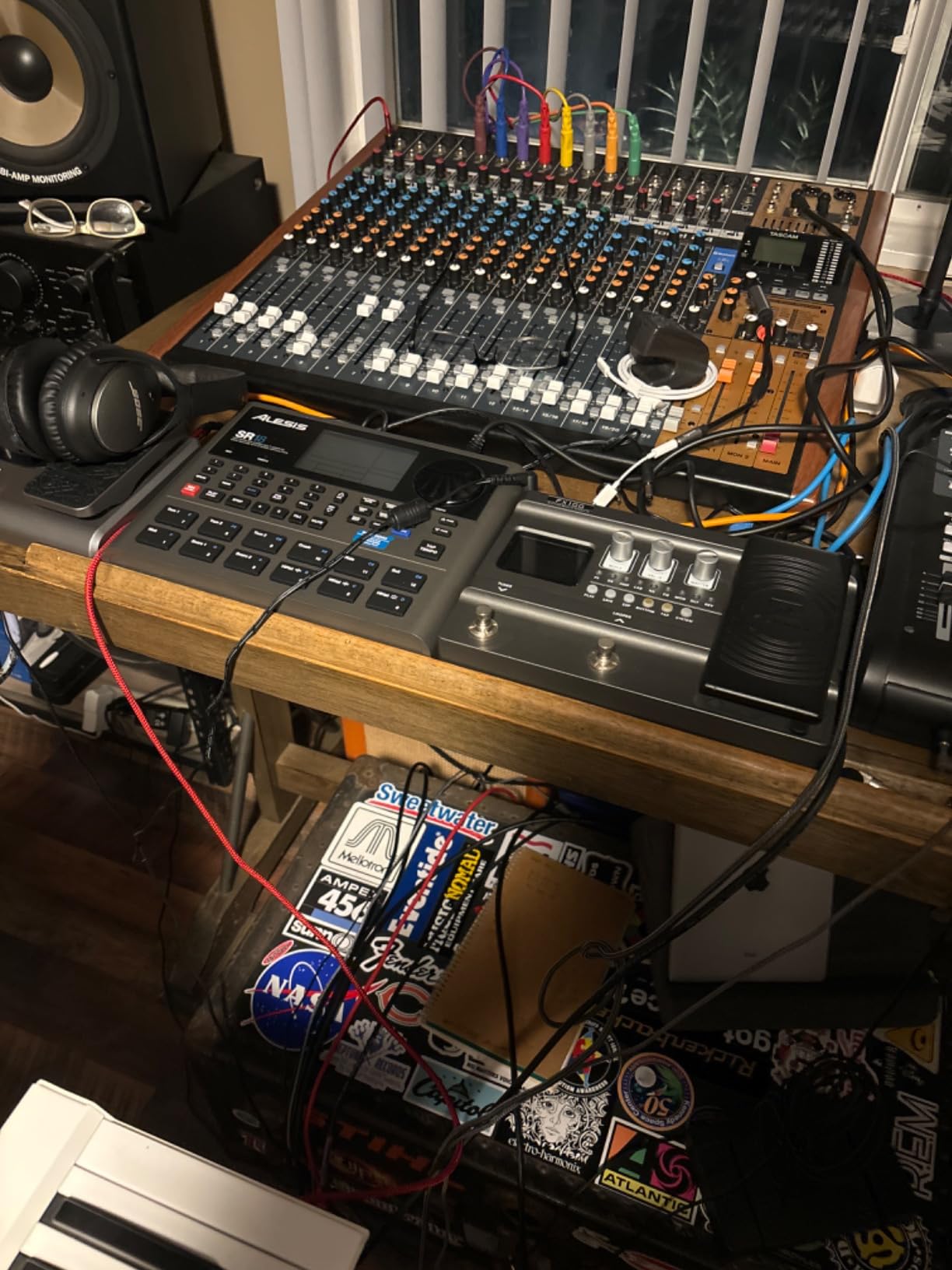Alesis SR-16 Standalone Drum Machine | 200+ Sounds, 50 Drum Kits, MIDI I/O, Stereo Outputs, In-Built Effects and Processors for Songwriters and Live Performers customer photo 2