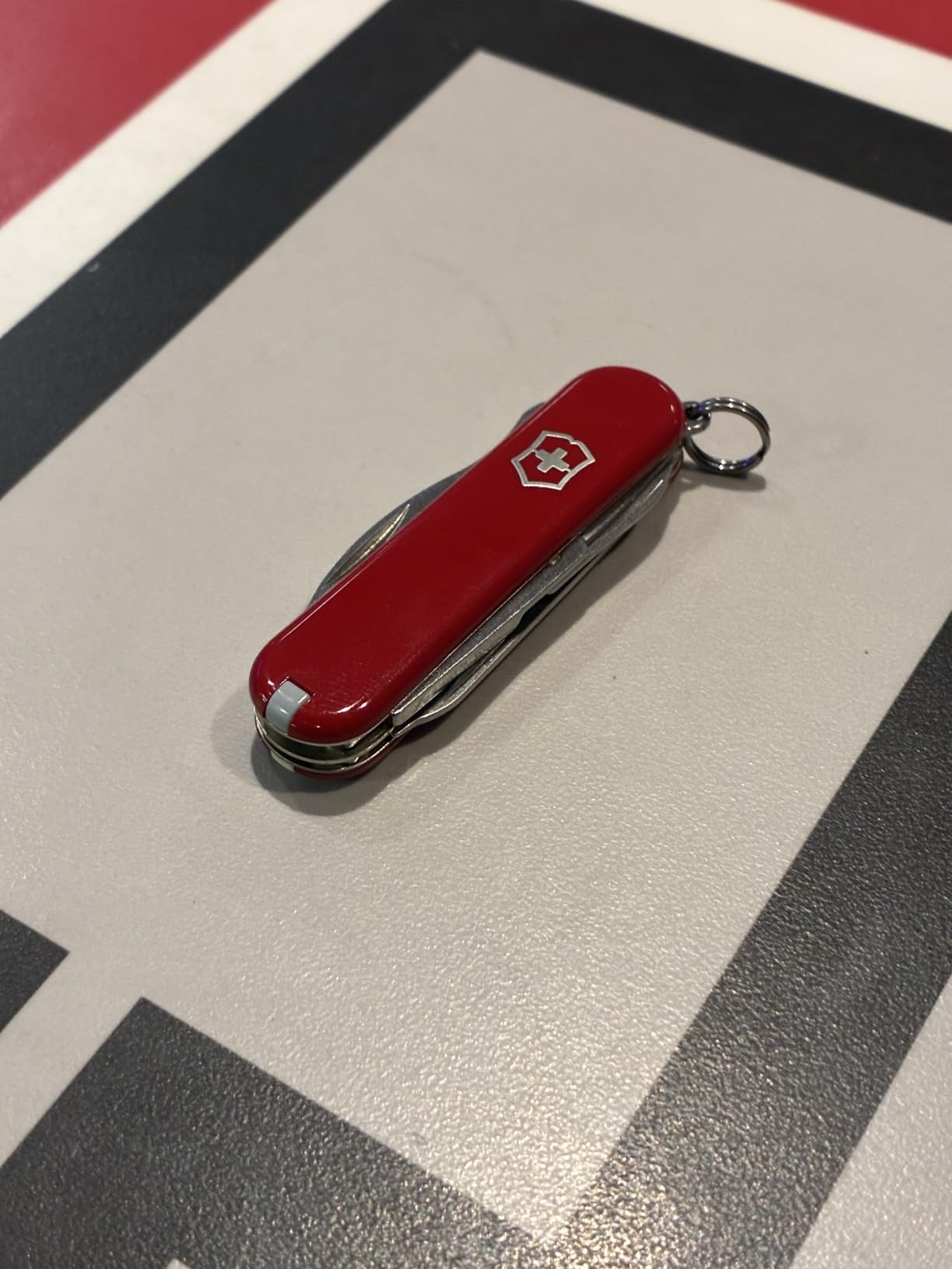 Victorinox Rambler Swiss Army Knife, 10-Function Pocket Knife, Red customer photo 1