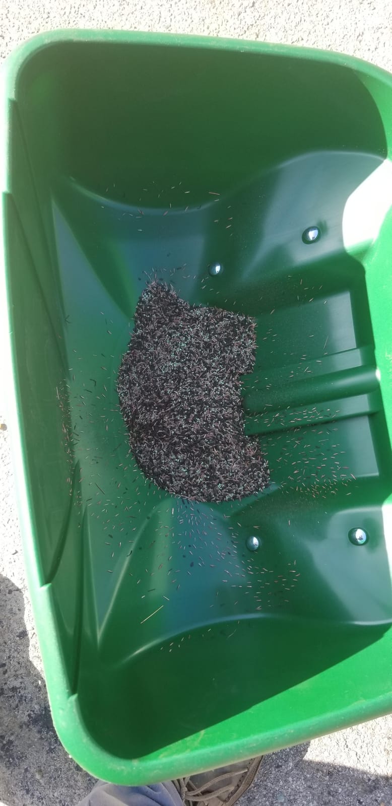 Scotts Turf Builder EdgeGuard DLX Broadcast Spreader for Seed, Fertilizer, Salt, Ice Melt, Holds up to 15,000 sq.ft. Product customer photo 1
