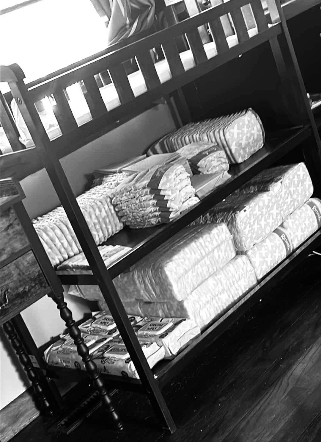 Dream On Me Emily Changing Table, Compact and Portable Solid New Zealand Pinewood, Safety Rails, Two Storage Shelves, Includes Water-Resistant 1