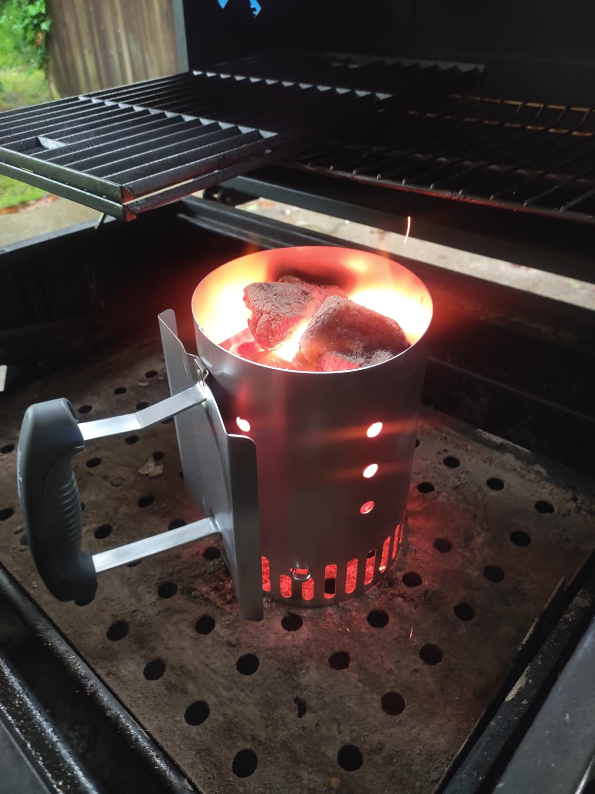 Weber Rapidfire Compact Chimney Starter | Charcoal Grill Accessory, Light Coals in Under 15 Min, Ideal for Smaller Grills (Smokey Joe & Jumbo Joe) Camping, Tailgating customer photo 2