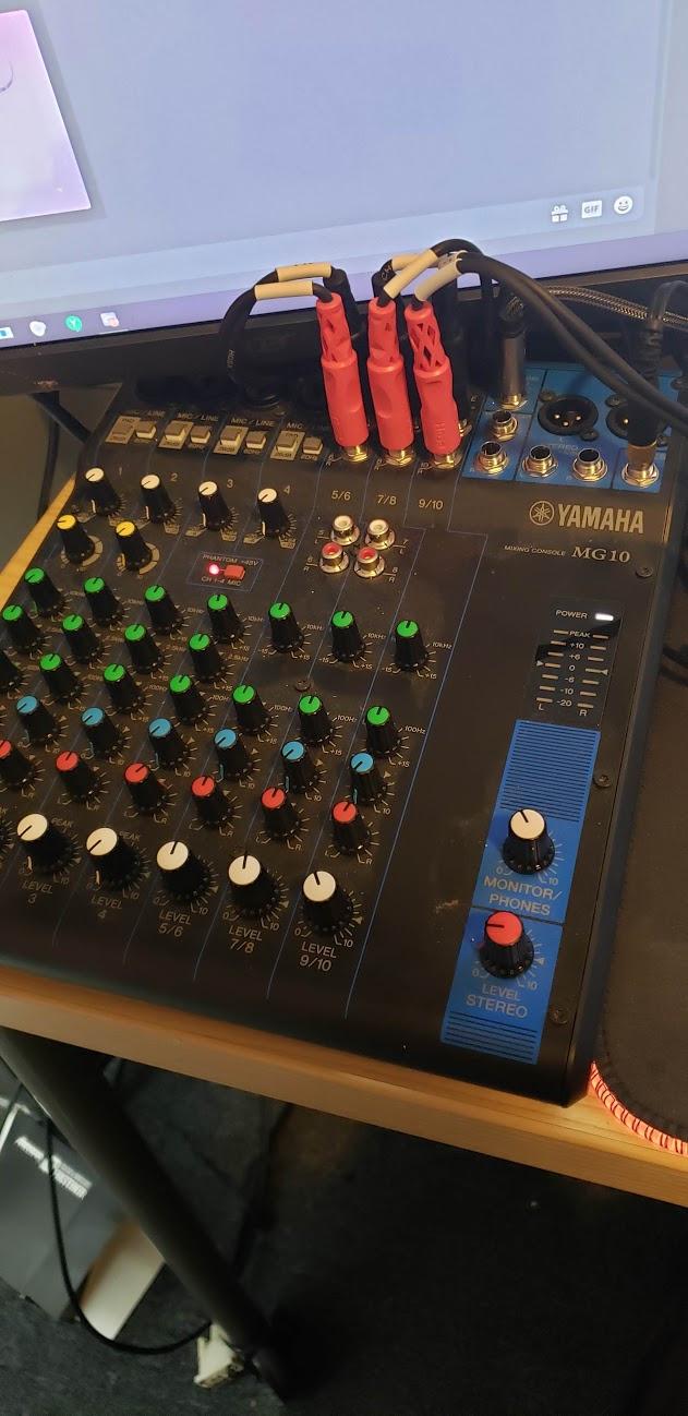 Yamaha MG10 10-Input Stereo Mixer, XLR Connectivity, Black customer photo 2