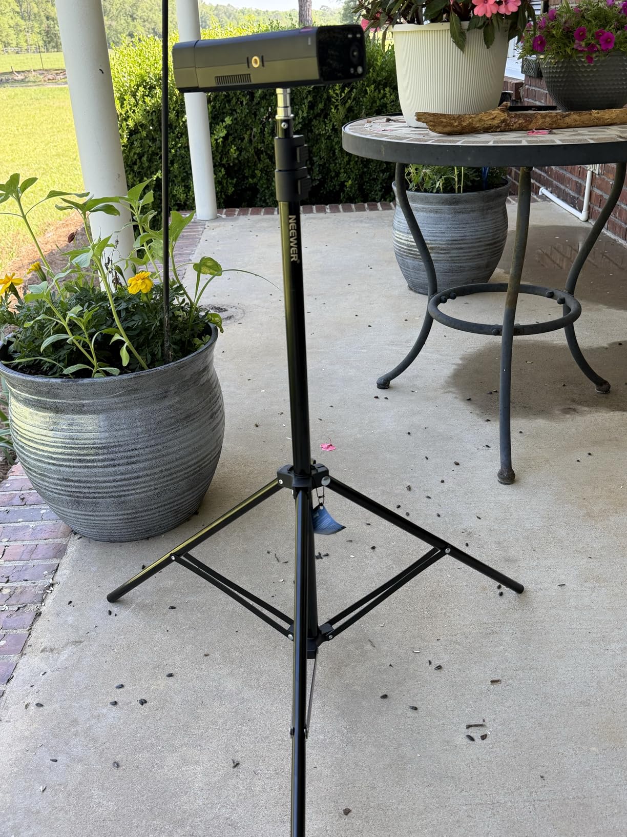 NEEWER Photography Light Stand, 7 Feet / 210cm Aluminum Alloy Photo Studio Tripod Stands for Video, Portrait and Photography Lighting, Reflectors, Soft Boxes, Umbrellas, Backgrounds (2 Pieces) customer photo 1