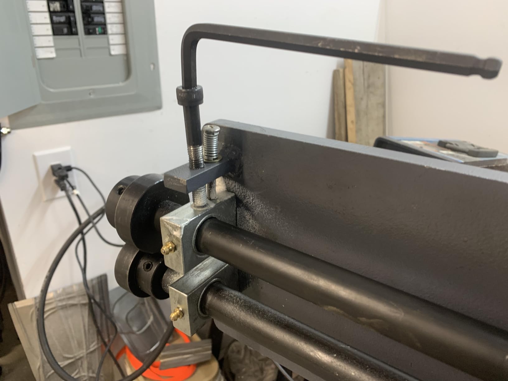 Sheet Metal Bead Roller, 18 Gauge KAKA INDUSTRIAL RM-18 | 18 in throat with 6 die sets, Manual crank rotary forming, Beading and flanging dies included customer photo 1