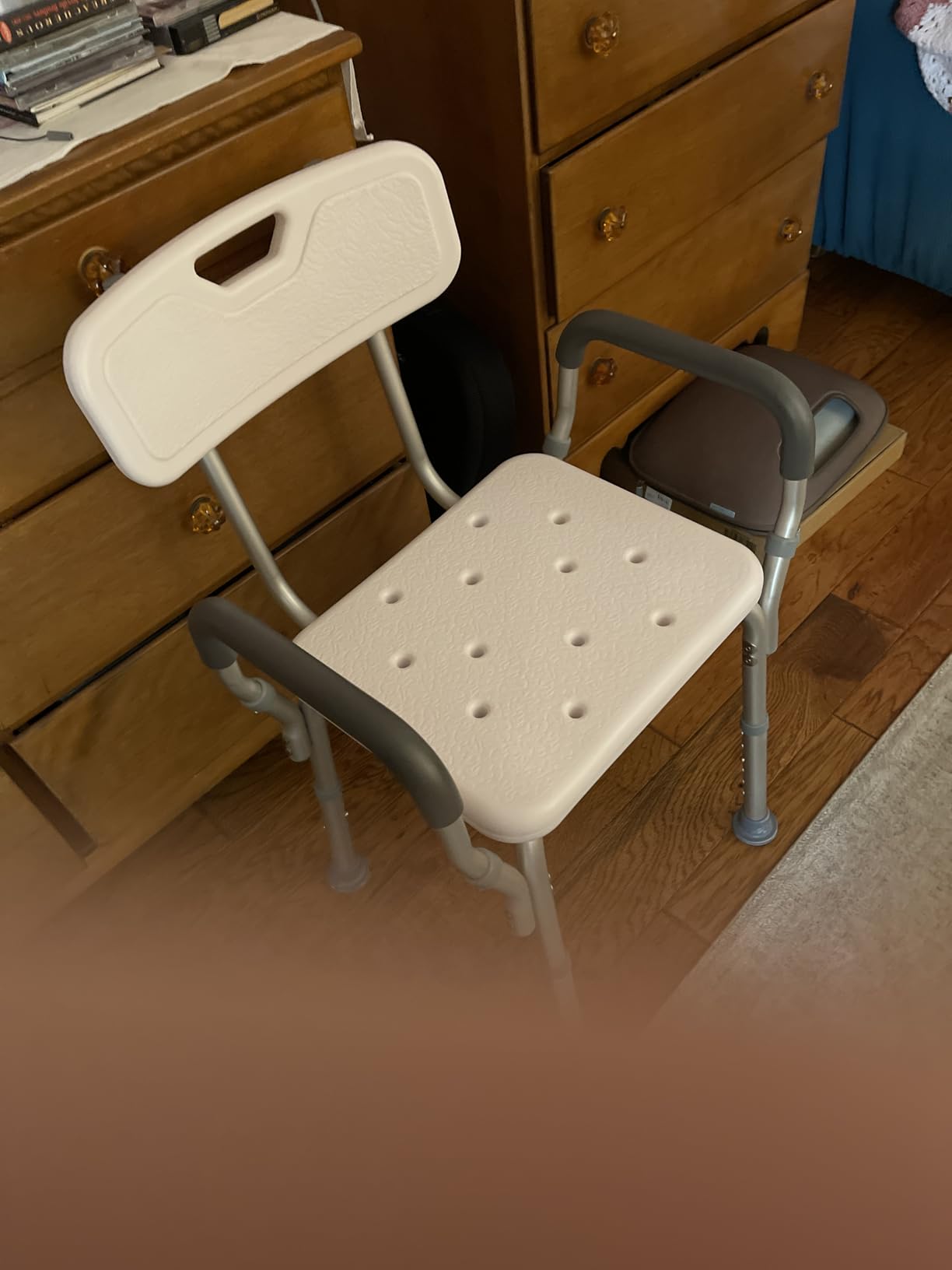 Vaunn Medical Deluxe Spa Shower Chair with Arms and Back, Bath Seat for Seniors, 450 lbs Max Weight, White with Light Gray Arms customer photo 2