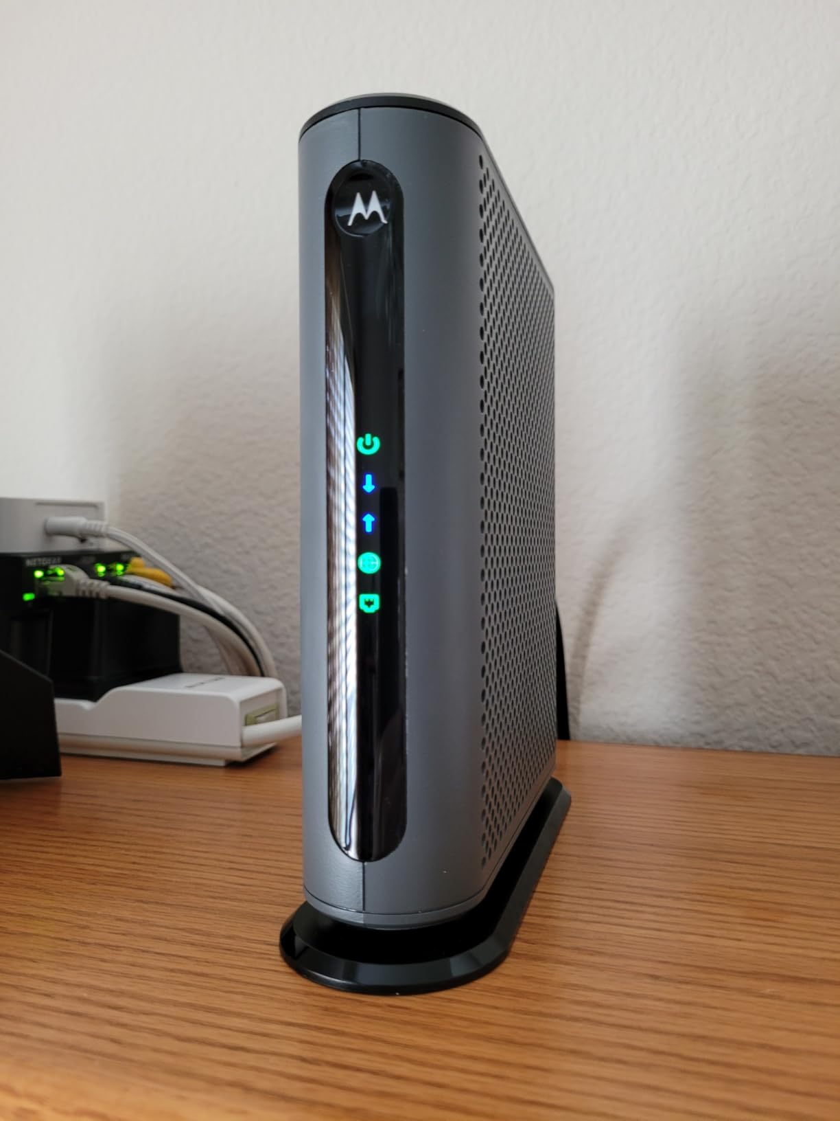 Motorola MB7621 Cable Modem | Pairs with Any WiFi Router | Approved by Comcast Xfinity, Cox, and Spectrum | for Cable Plans Up to 900 Mbps | DOCSIS 3.0 customer photo 1