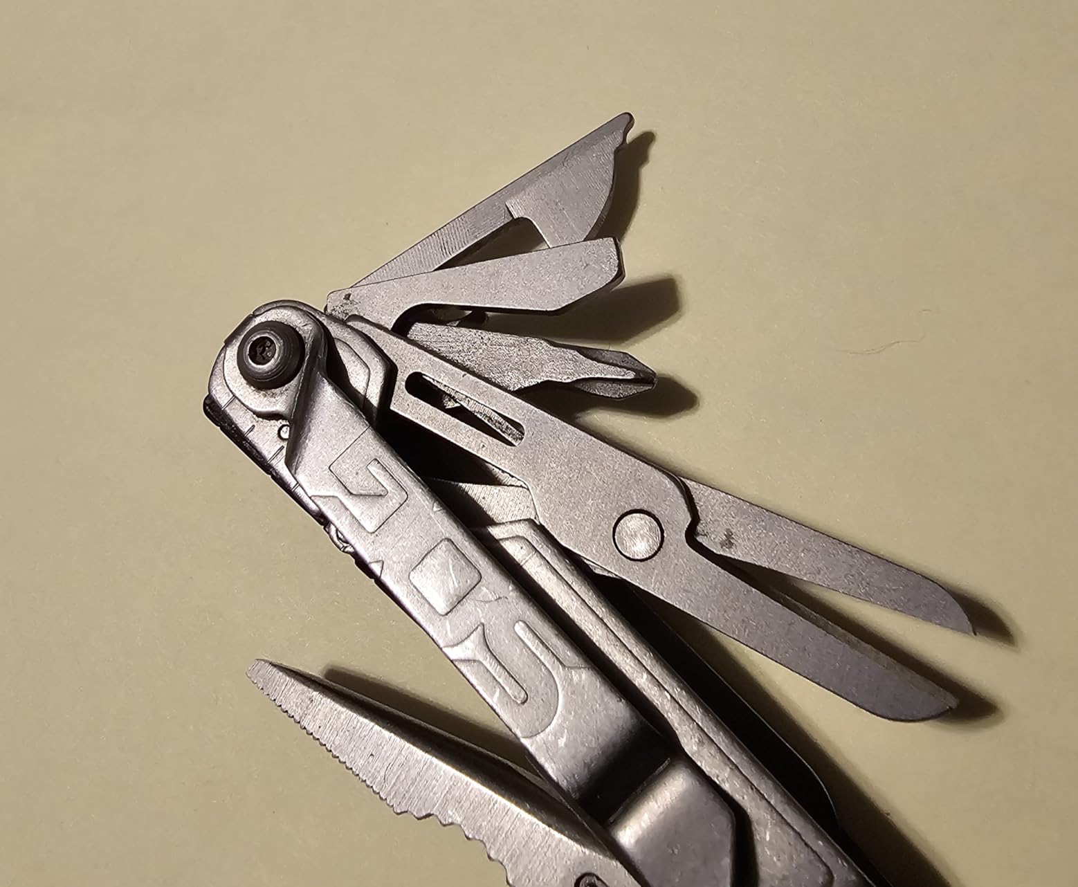 SOG PowerPint Mini Compact Stainless Steel Multi-Tool |18 Lightweight Specialty Tools & SOG Multitool Pliers Pocket Knife, Stone Wash | 18 Locking Tools, Compound-Leverage Needle-Nose Pliers, Magnetic 1/4 Hex Bit Driver, 5 Length, 4.2 Oz, Stonewash Finish customer photo 1
