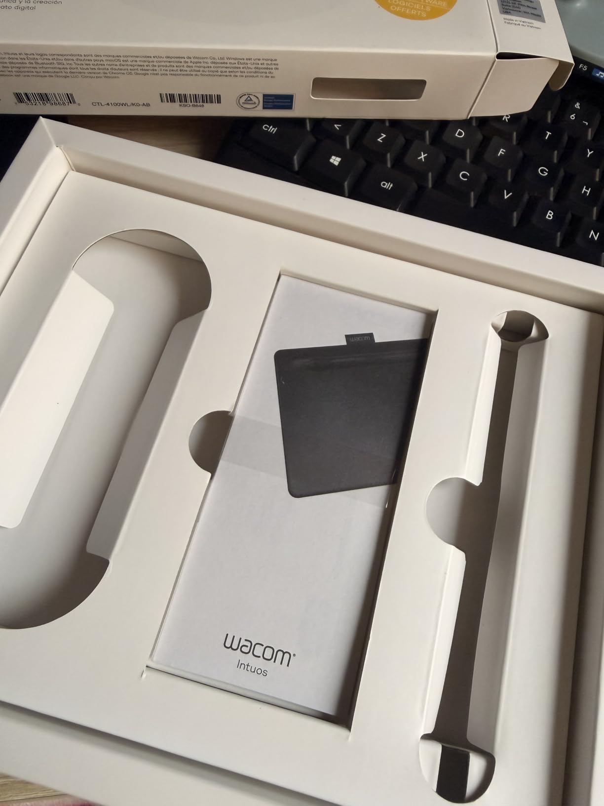 Wacom Intuos Small Bluetooth Graphics Drawing Tablet, 4 Customizable ExpressKeys, Portable for Teachers, Students and Creators, Compatible with Chromebook Mac OS Android and Windows - Black | 7 Active Area, 4, 096 Pressure Levels, Battery-Free Pen, 4 Customizable Expresskeys, Works with Chromebook customer photo 1