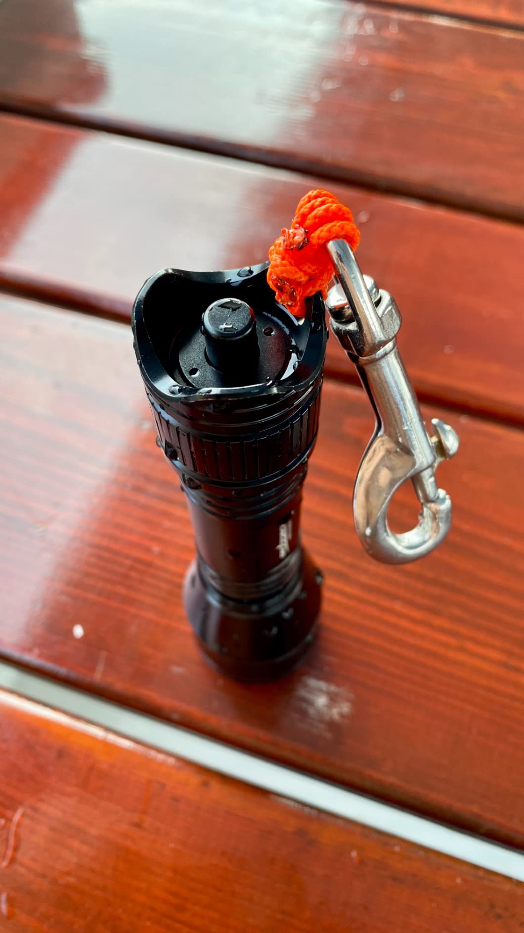 ORCATORCH D550 Dive Light with Hands-Free Wrist Mount, 1000 Lumens, 8 Degree Narrow Beam, IP68 Waterproof, for Night & Cave Diving customer photo 1