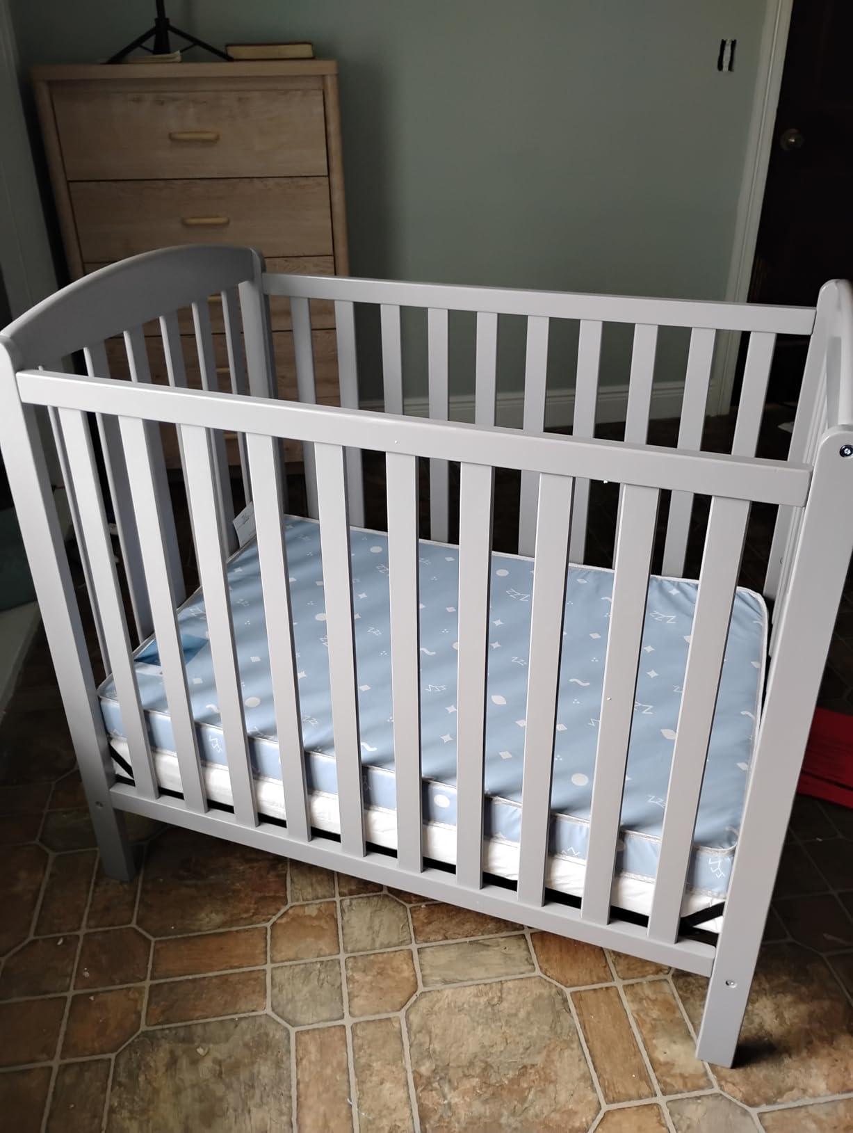Delta Children Emery Mini Convertible Baby Crib with 2.75-Inch Mattress, Grey customer photo 2