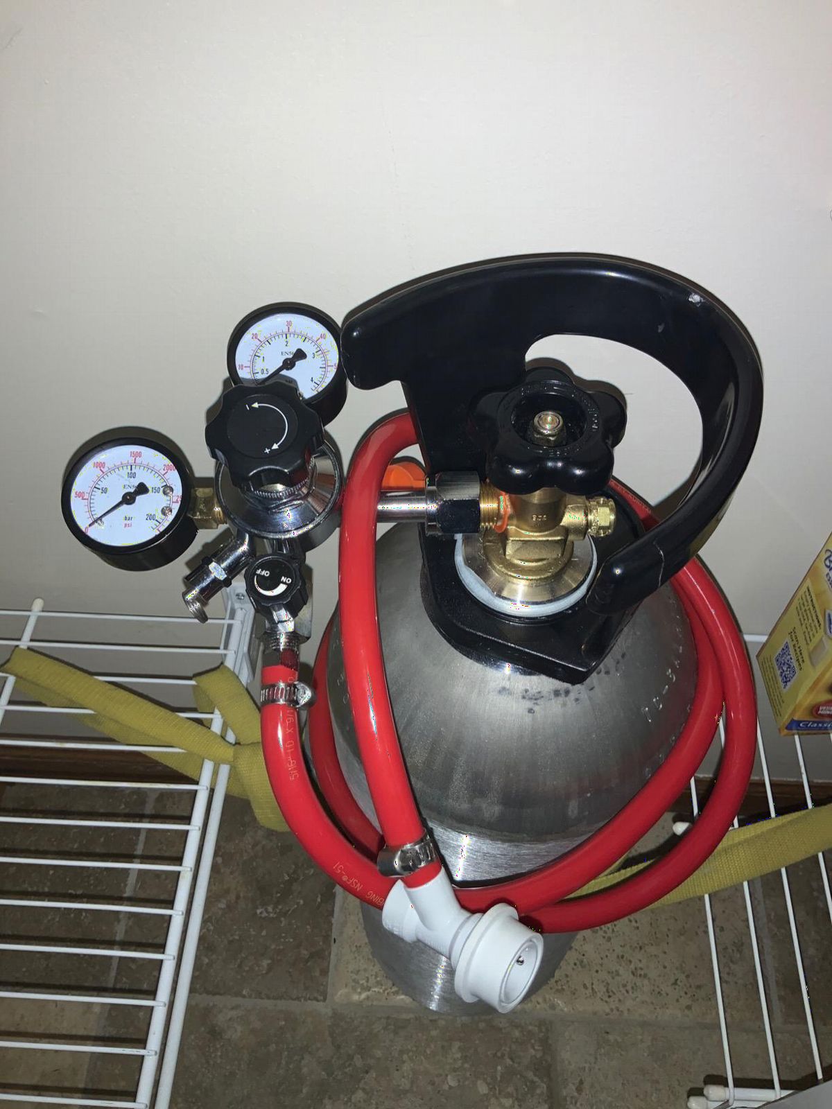 FERRODAY Dual Gauge Co2 Regulator, 0-60PSI Beer Co2 Regulator for Kegerator, CGA-320 Kegerator Gas Regulator with 0-3000 PSI Tank Pressure, Dual-Stage Beer Keg Regulator with 2 Clamps & Gaskets Sealing customer photo 1