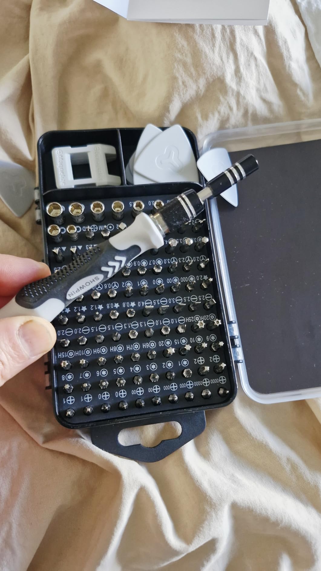 SHOWPIN Precision Computer Screwdriver Kit: 122PCS Laptop Screwdriver Sets | 101 Magnetic Drill Bits, Computer Accessories, Electronics Tool Kit Compatible for Tablet, PC, iPhone, PS4 Repair customer photo 1