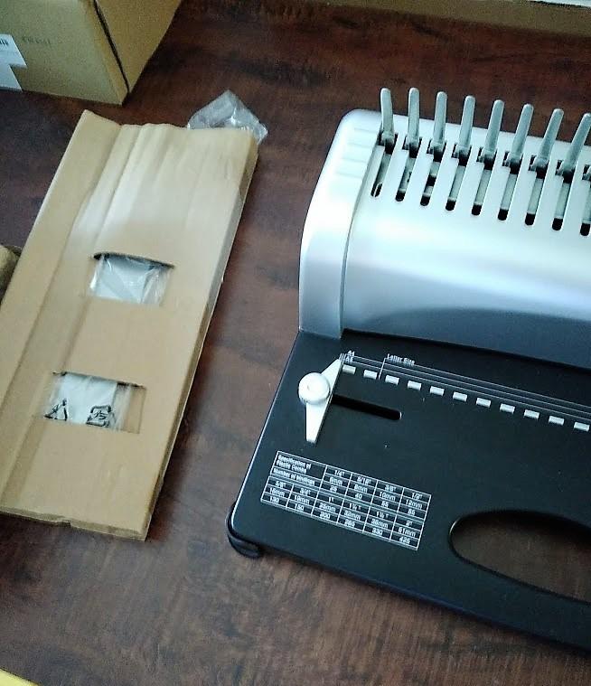 Amazon Basics Comb Binding Machine, 350 Sheets Capacity, Punches 12 Sheets, for Paper Sizes A5(15 holes)/Letter(19 holes)/A4(21 holes) with Adjustable Margin, Grey customer photo 1