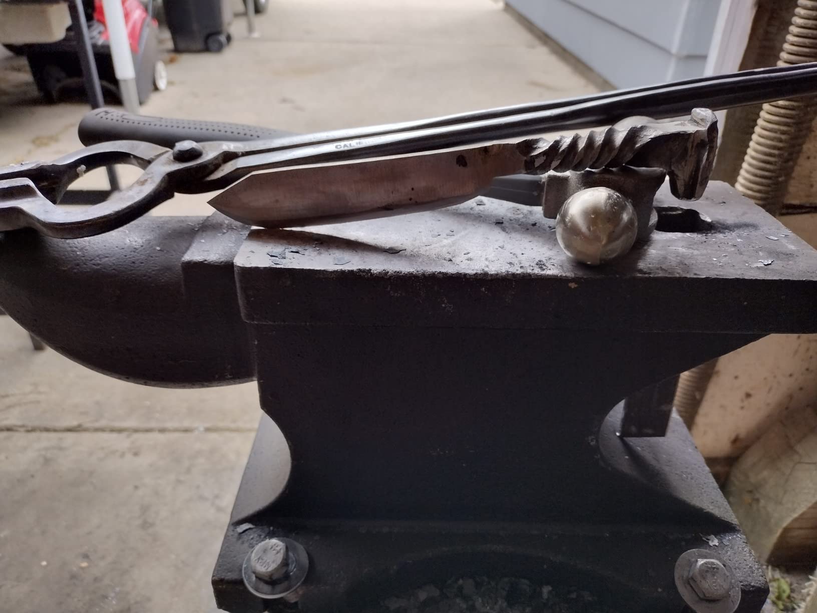 VEVOR Blacksmith Anvil 55 lbs (25 kg) Single Piece of Iron with Square Holes Ideal for Metalurgical and Blacksmiths in Metal Workshop and for Riveting Flattening Forging and Forming Metal customer photo 2