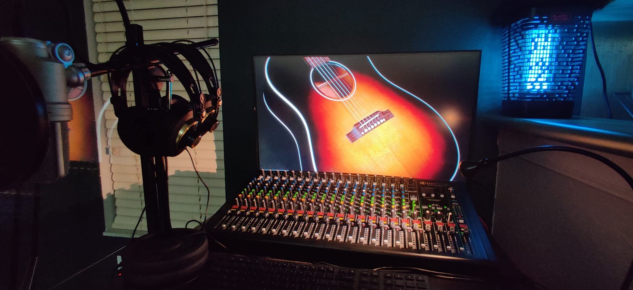 Mackie Onyx Series 16-Channel Premium Analog Mixer with Multi-Track USB (Onyx16) customer photo 1