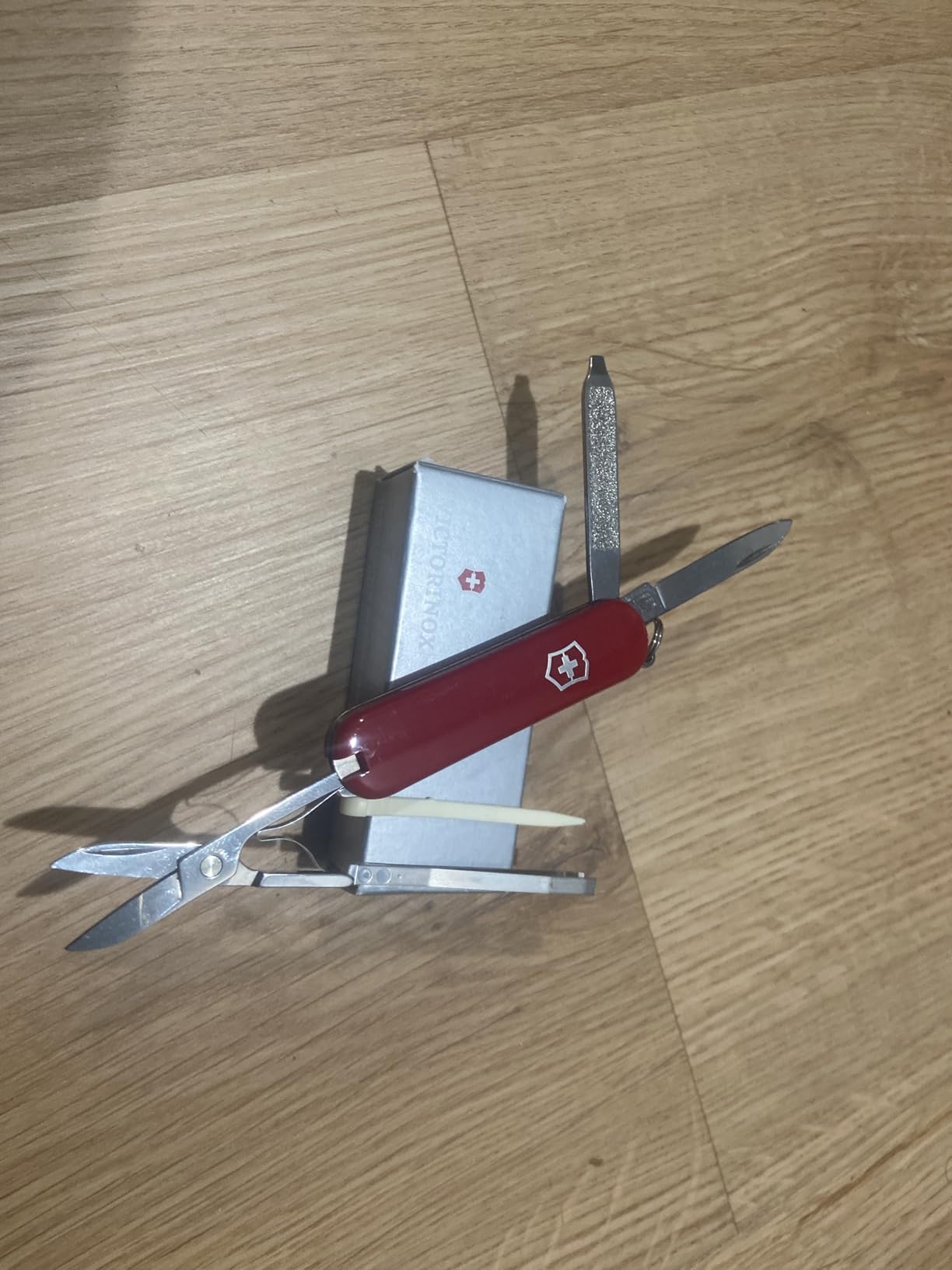 Victorinox Classic SD Swiss Army Knife, Compact, 7 Functions, Swiss Made Pocket Knife with Small Blade, Screwdriver and Key Ring - Style Icon (Red) customer photo 2