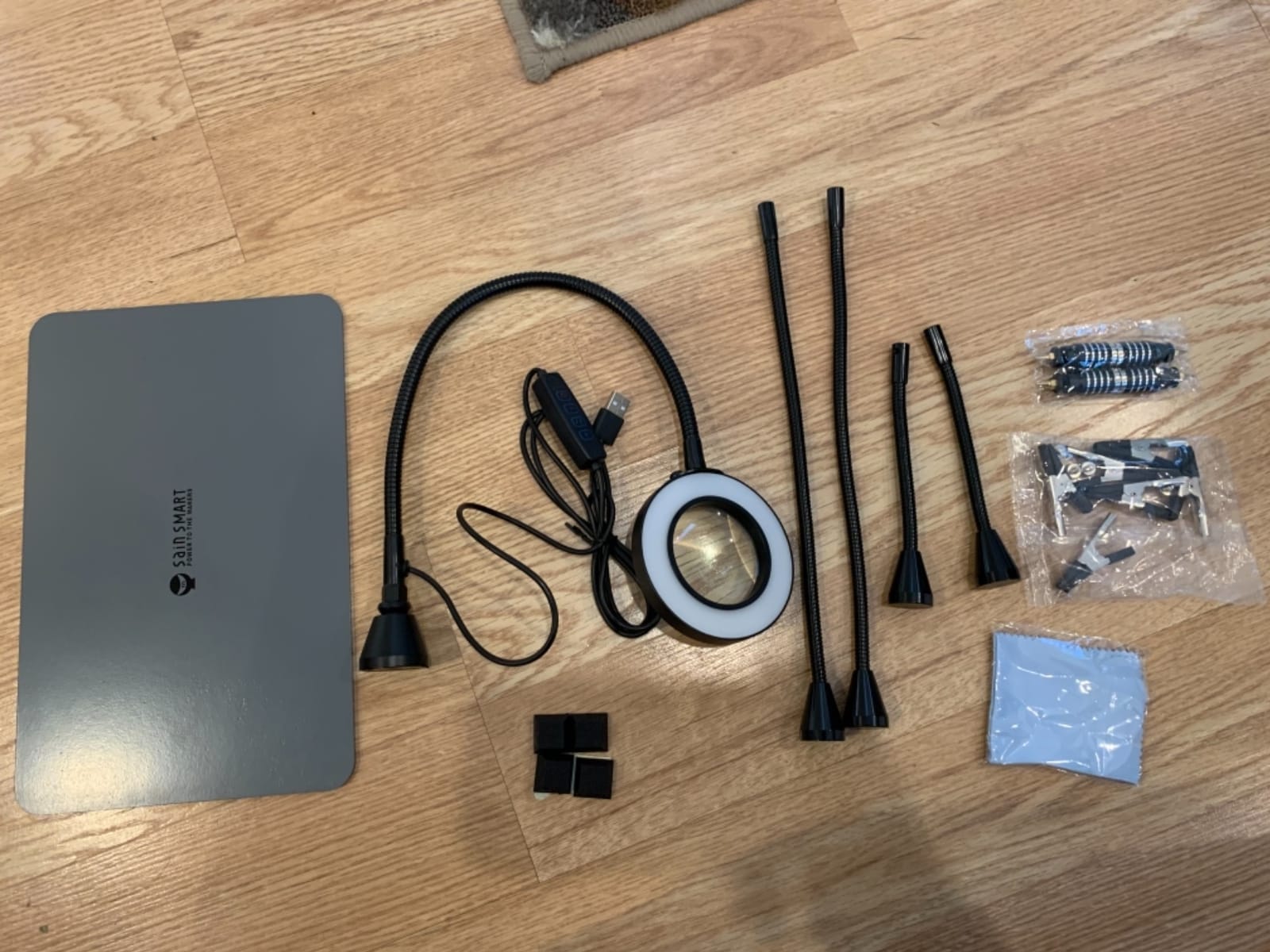 SainSmart Magnetic Helping Hands Soldering Station with an 11.1 x 7.1 Inch Larger Base, 5X LED Magnifying Lamp, 4 PCB Circuit Board Holder & 4 Flexible Magnetic Helping Hands customer photo 1