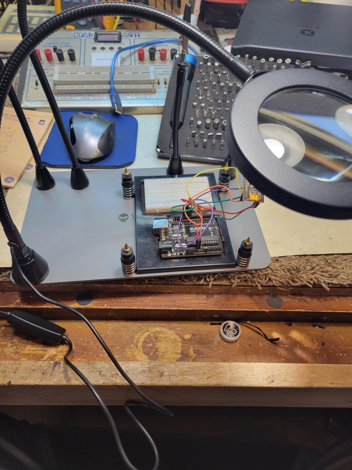 SainSmart Magnetic Helping Hands Soldering Station with an 11.1 x 7.1 Inch Larger Base, 5X LED Magnifying Lamp, 4 PCB Circuit Board Holder & 4 Flexible Magnetic Helping Hands customer photo 2