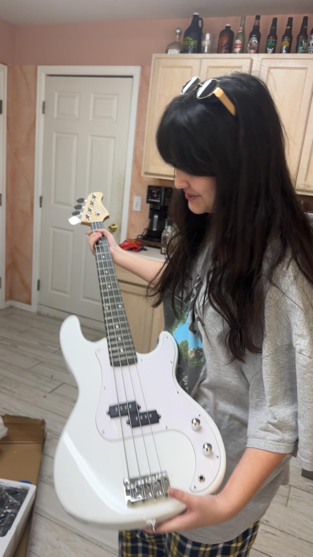 GLARRY Full Size Electric Bass Guitar Beginner Kit 4 String with 20W AMP, Cable, Strap, Bag and Accessories (Dark Blue) customer photo 2