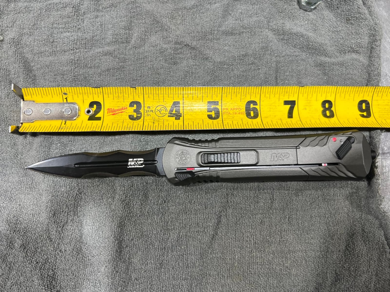 Smith & Wesson MPOTF10 Gray/Black Serrated OTF Knife customer photo 2