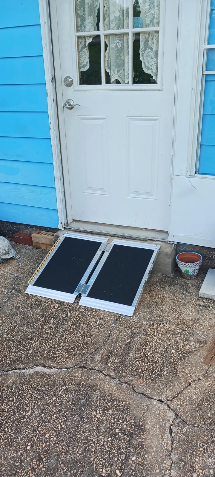 FACHNUO 2FT Portable Wheelchair Ramp for Home Steps, Non-Skid Aluminum Ramp | 800LBS Capacity, with Handle, Applicable 2-6