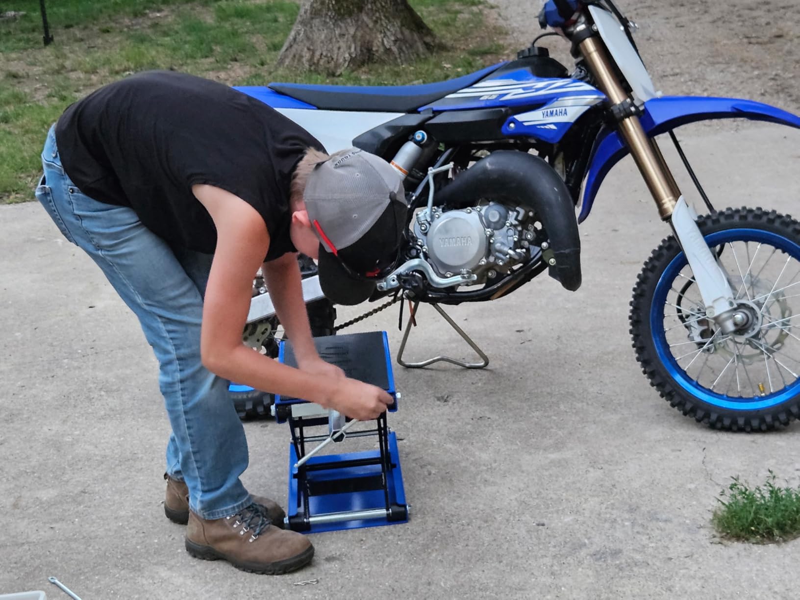 OMT Motorcycle Lift, 1100lb Scissor Jack Stand for ATV Dirt Bike Cruiser | Wide Deck Motorbike Center Stand; Crank Hoist T Handle And 3/8 Inch Socket; 3.7 To 14.6 Inch Lift; 5 Lock Holes; Chain Brush customer photo 2
