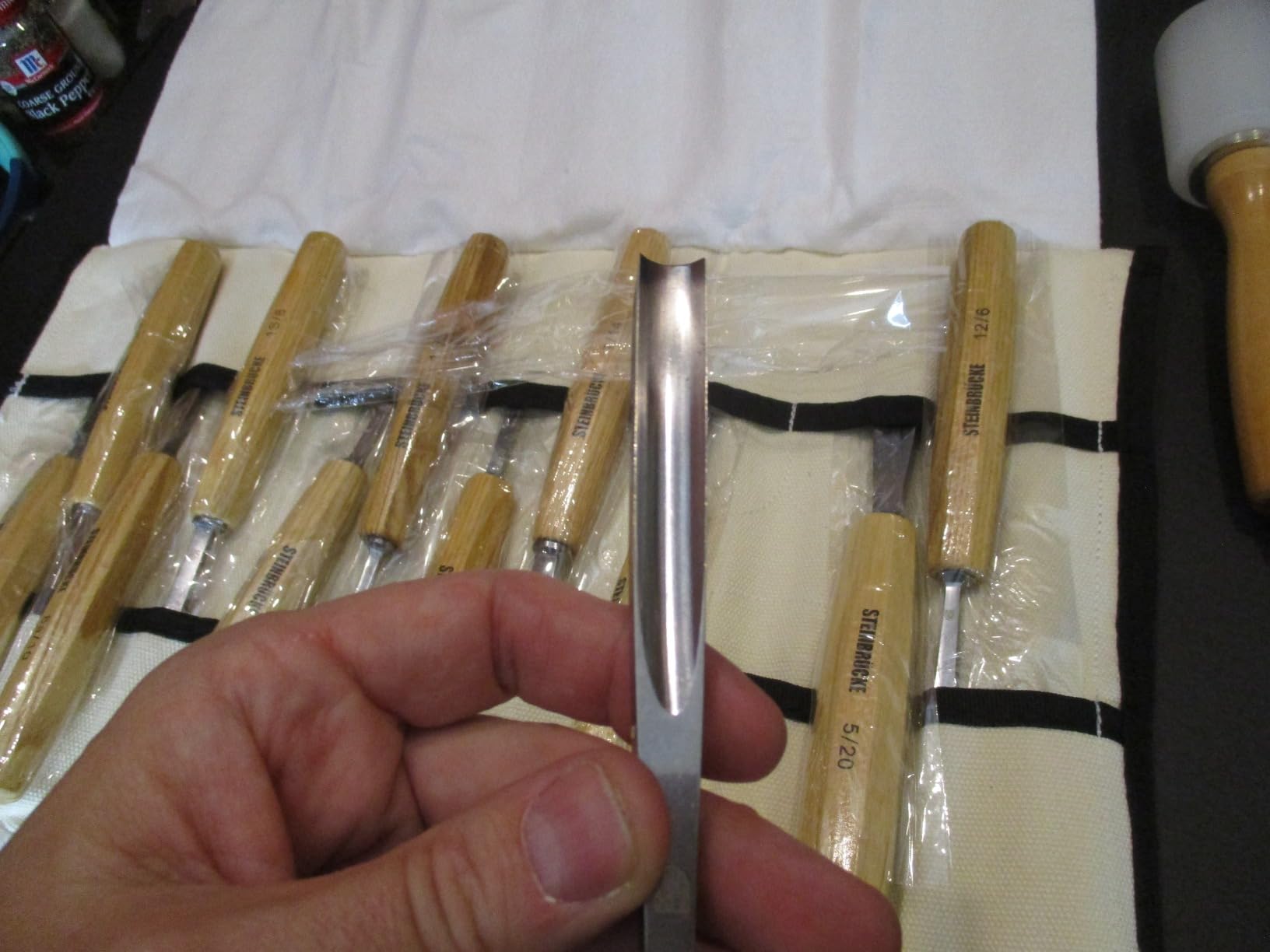 Wood Carving Kit, Wood Carving Tools Set of 12 Chisels and Mallet with Canvas Case Gouges, Wood Whittling Kinves Kit, Carving Knife Set, Woodworking Chisel Set for Beginners, Professionals customer photo 2
