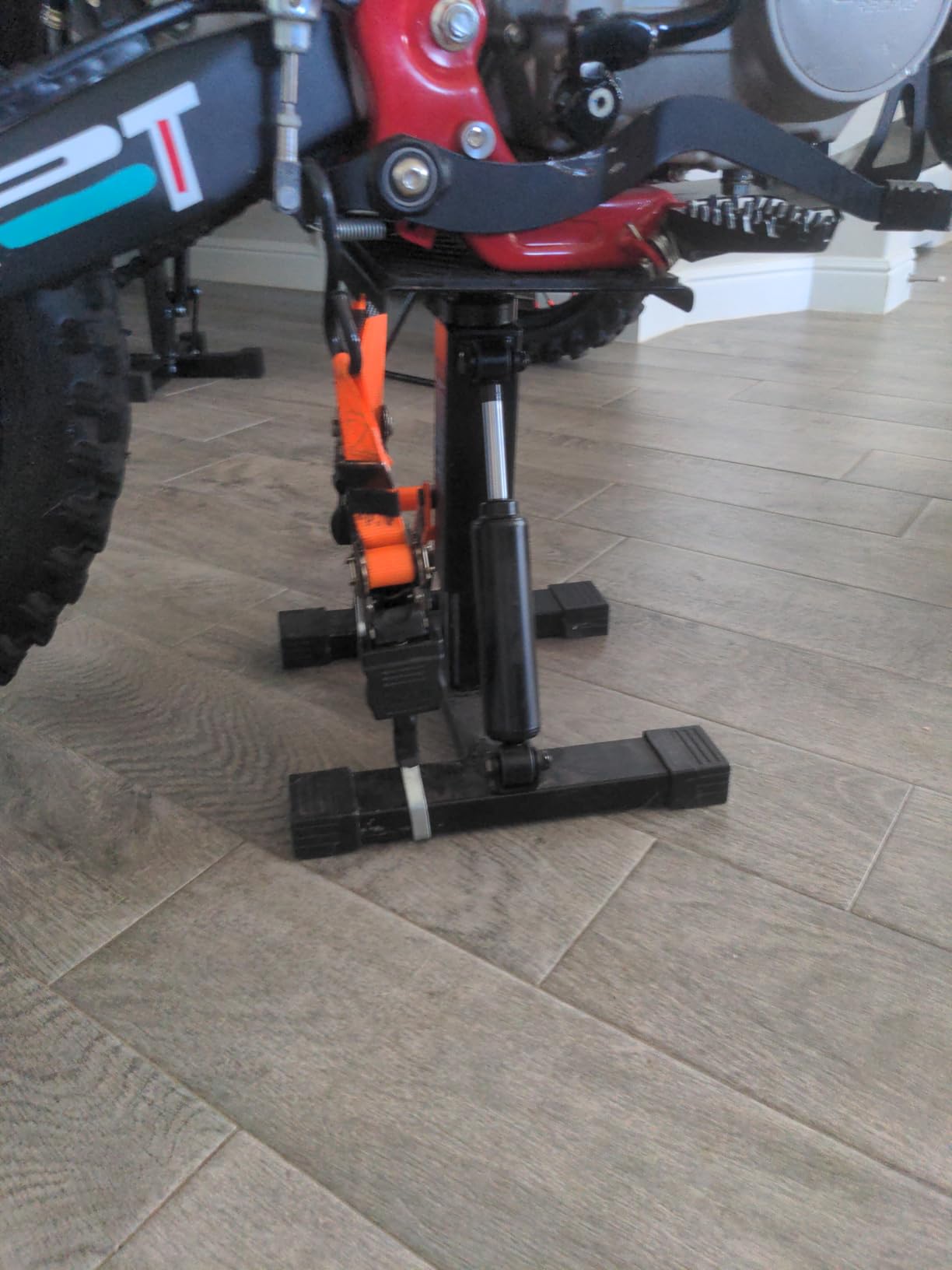 VEVOR Dirt Bike Lift Stand 440 lbs Capacity Motorcycle Jack Lift Stand | For Dirt Pit Bike Repair, Maintenance, Dirt Bike Accessories, Hydraulic Lift Operation, with Height Adjustable Hoist Table customer photo 1