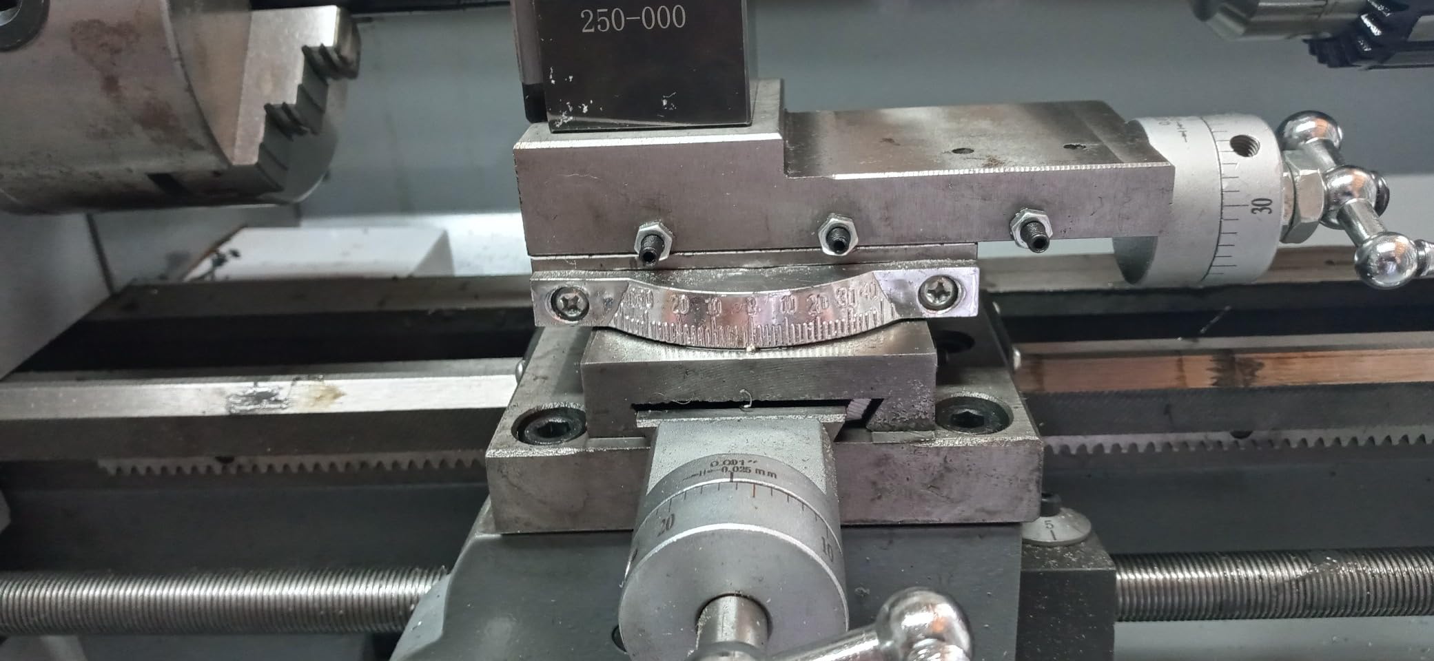 VEVOR Metal Lathe Machine, 7'' x 13.78'', Precision Benchtop Power Metal Lathe, 0-2200 RPM Continuously Variable Speed, 500W Brush Motor Metal Gears, with Tool Box for Processing Precision Parts customer photo 1