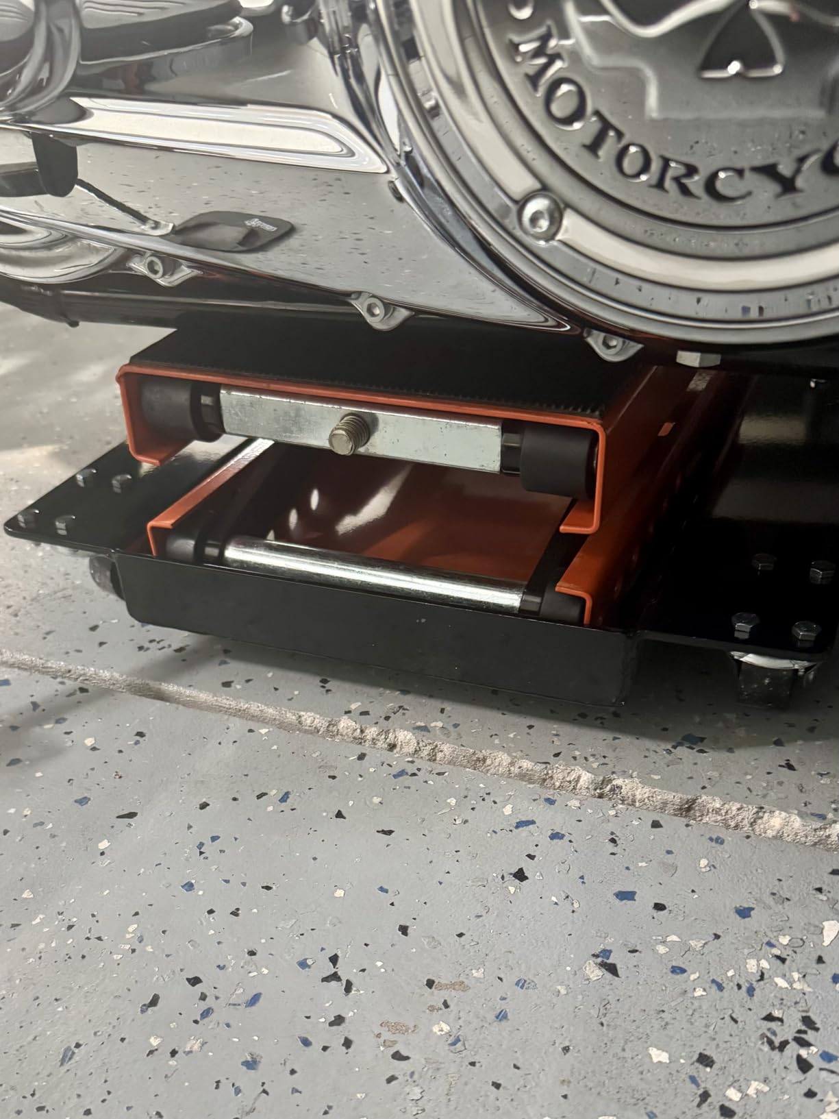 VEVOR Hydraulic Motorcycle Lift Table, 350 lbs Capacity Motorcycle Scissor Jack Lift with Wide Deck, J-Hooks, 4 Wheels, Hydraulic Foot-Operated Jack Stand for ATV Dirt Bikes customer photo 2