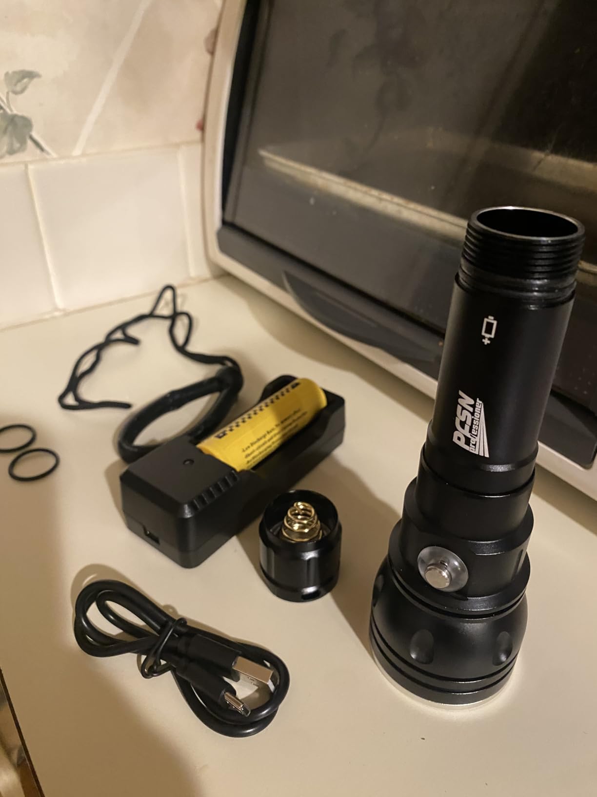 PFSN 3000 Lumens Dive Light with Lockable Switch, 150m Underwater Waterproof, 20H Runtime, 400m Long Narrow Beam, Rechargeable Professional Scuba Diving Flashlight customer photo 1