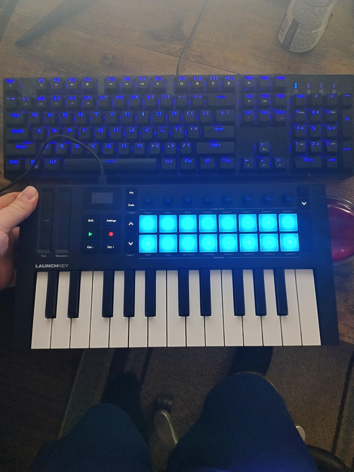 Novation Launchkey Mini 25 MK4 - Portable 25 Mini-Key, USB, MIDI Keyboard Controller with DAW Integration. Chord Mode, Scale Mode, Drum Pads, and Arpeggiator. Includes Music Creation Software Bundle customer photo 2