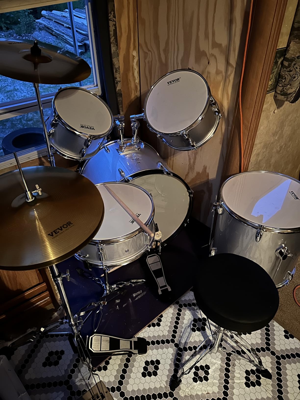 VEVOR Adult 5-Piece Drum Set, 22 Inches Complete Full Size Kit with Bass, Toms, Snare, Floor, Adjustable Throne, Stands, Cymbal, Hi-Hat Pedal and Drumsticks, Black customer photo 2
