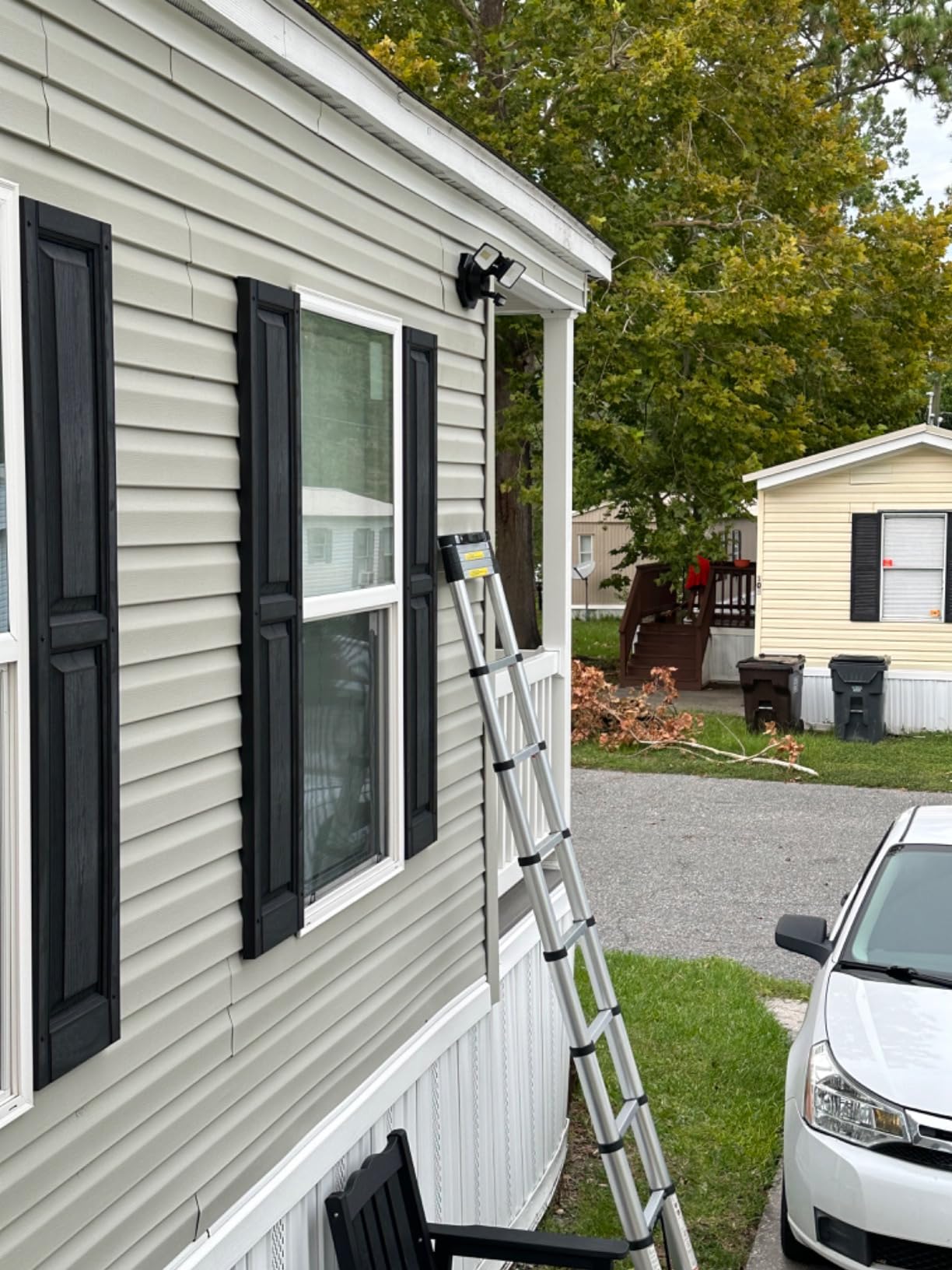 VEVOR 12.5FT Aluminum Telescoping A-Shape Extension Ladder, 375 LBS Capacity Lightweight, Multi-Button Retraction Collapsible Multi-Purpose Ladder with Stabilizer Bar for RV & Camper customer photo 2