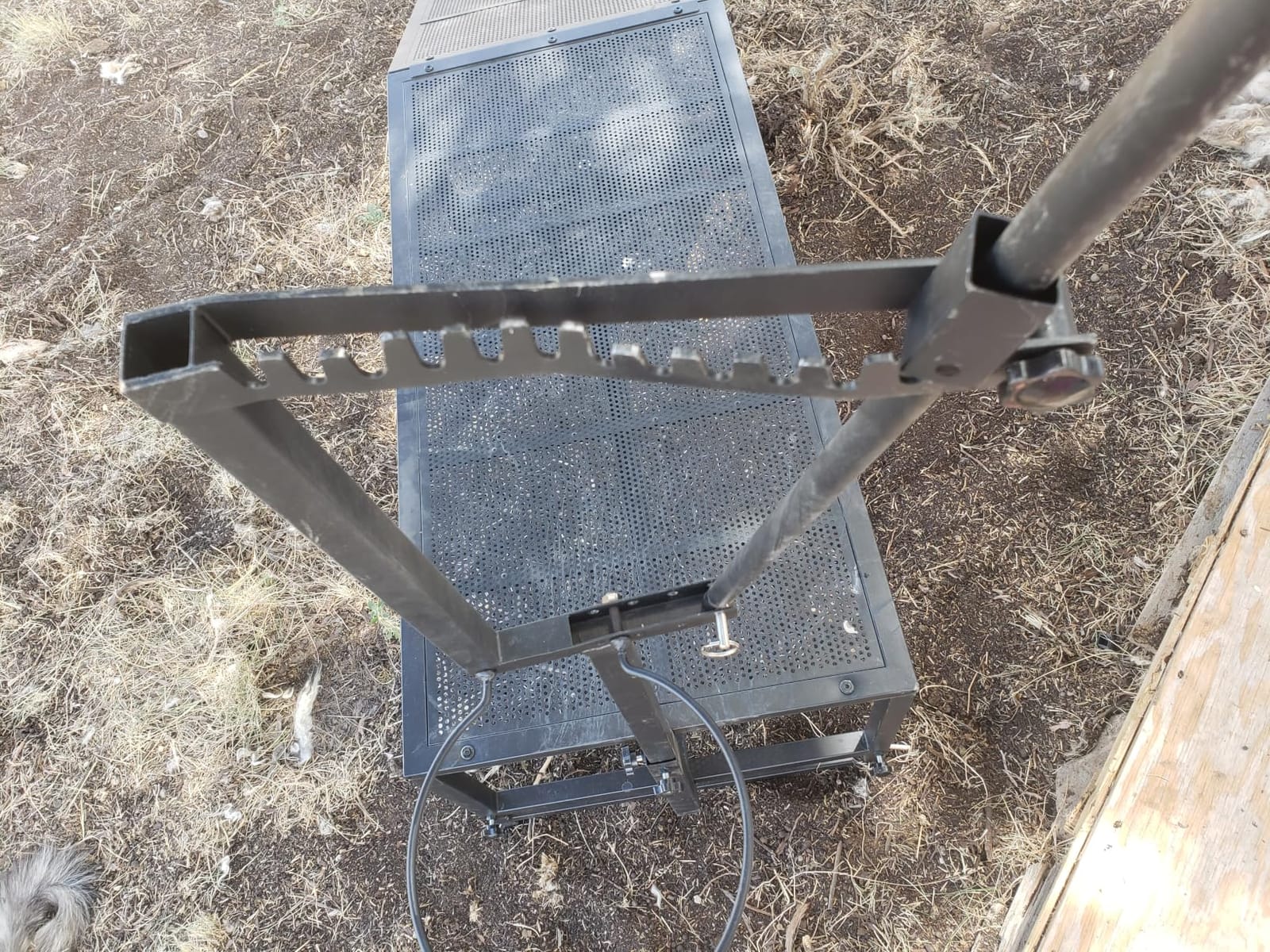 600 LBs Goat Stand with Feed Bin, Goat Milking Livestock Stand for Sheep Trimming and Milking, for Hoof Trimming, with Feeder, Adjustable Size, Iron Silver customer photo 2