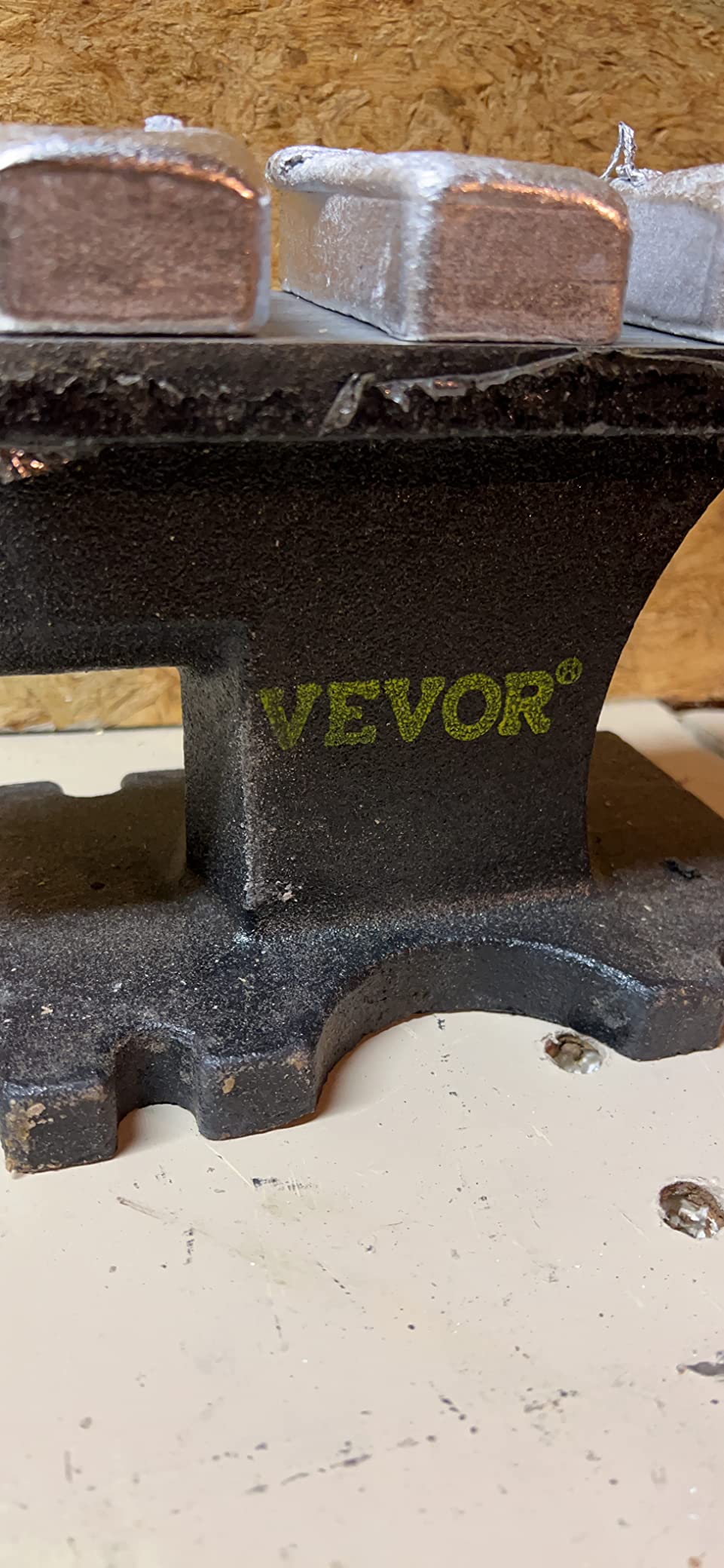 VEVOR Single Horn Anvil, 116lbs Cast Steel Anvil, High Hardness Rugged Round Horn Anvil for Blacksmiths, with Large Countertop and Stable Base, Metal Working Tool for Metal Bending, Shaping, Twisting customer photo 2